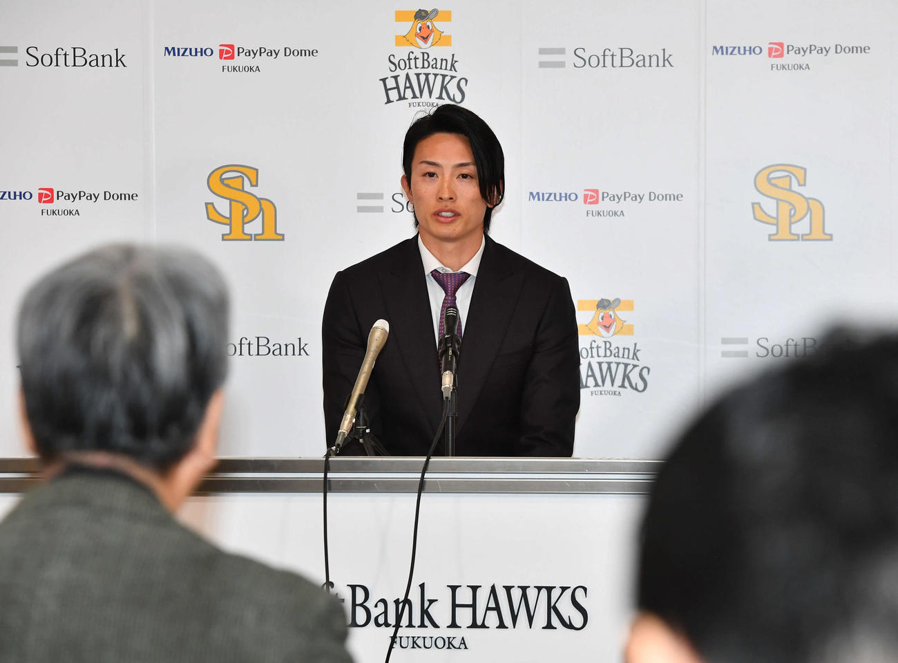 複数年の大型契約を結び、会見を行うソフトバンク周東（撮影・岩下翔太）