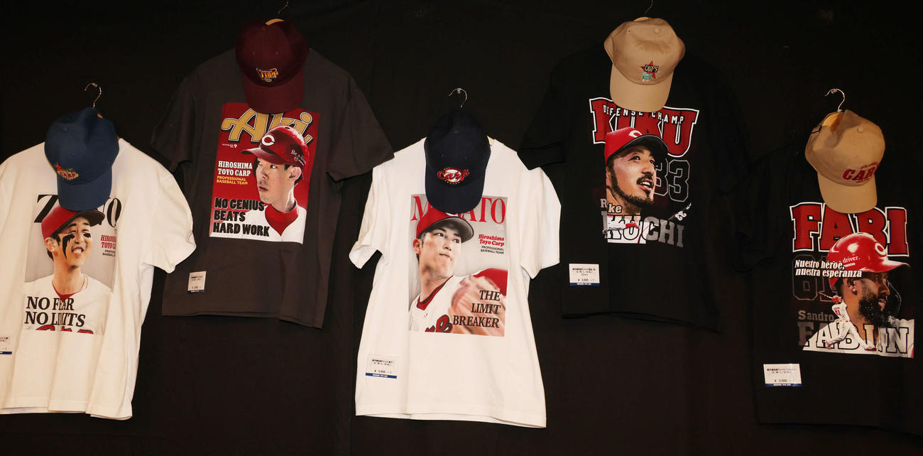 選手雑誌風Tシャツ（撮影・加藤孝規）