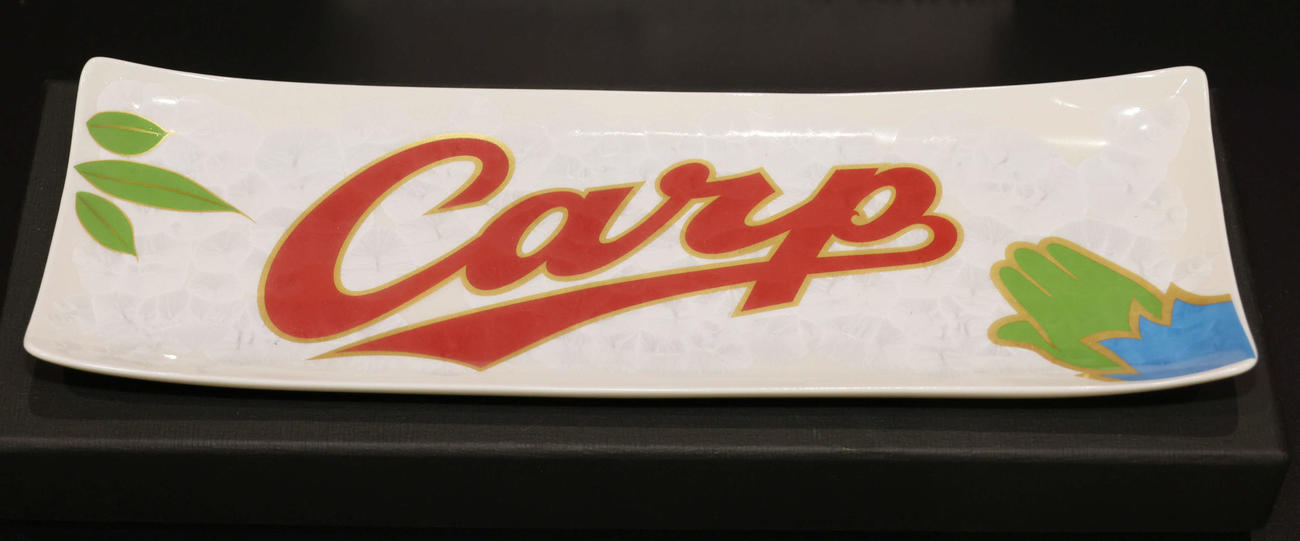Carp京焼・清水焼　秋刀魚皿（撮影・加藤孝規）