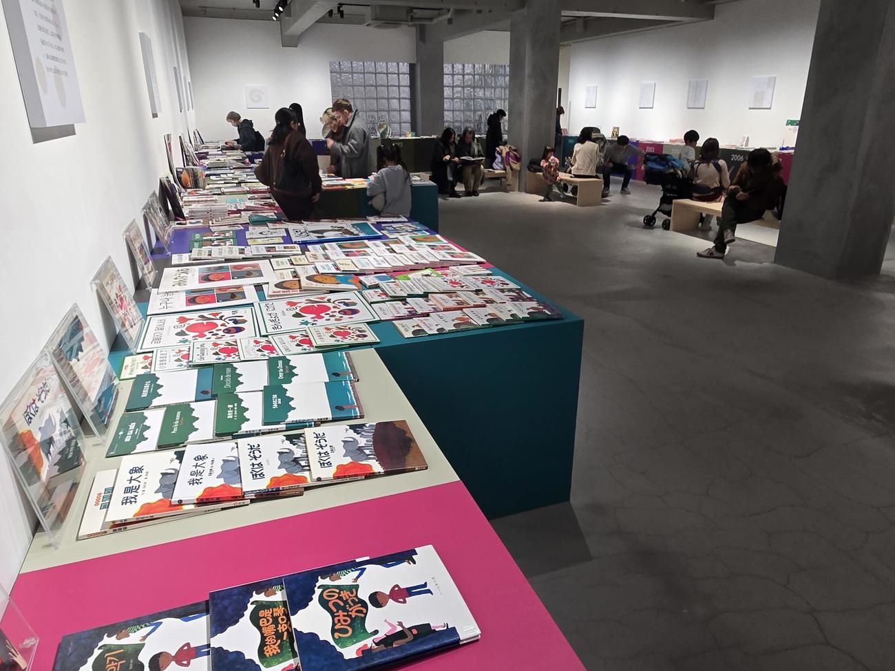 絵本作家・五味太郎氏の「絵本出版年代記展」は連日大勢のファンでにぎわっている（撮影・寺尾博和）