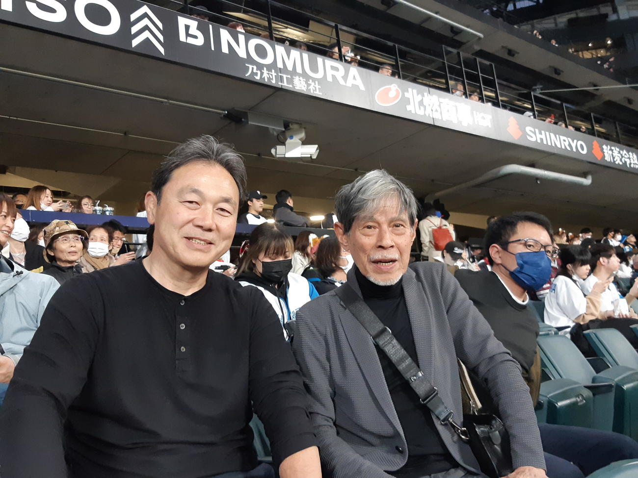 日本ハム対楽天、エスコンフィールドで清宮幸太郎の父・克幸氏（左）と観戦する絵本作家の五味太郎氏（2023年３月撮影）