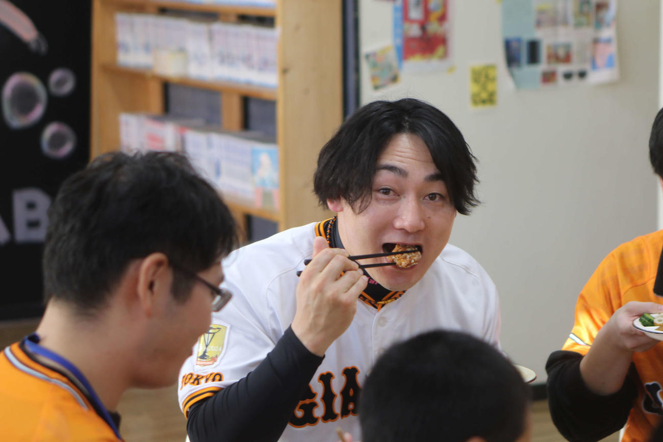子どもたちと一緒に作った唐揚げをほおばる丸