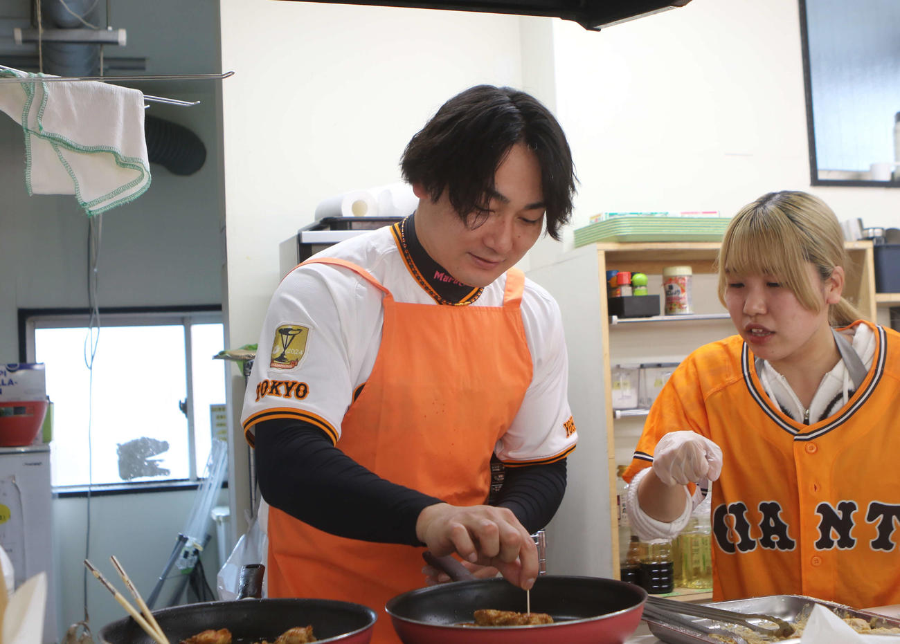 子どもたちと一緒に唐揚げを作る丸