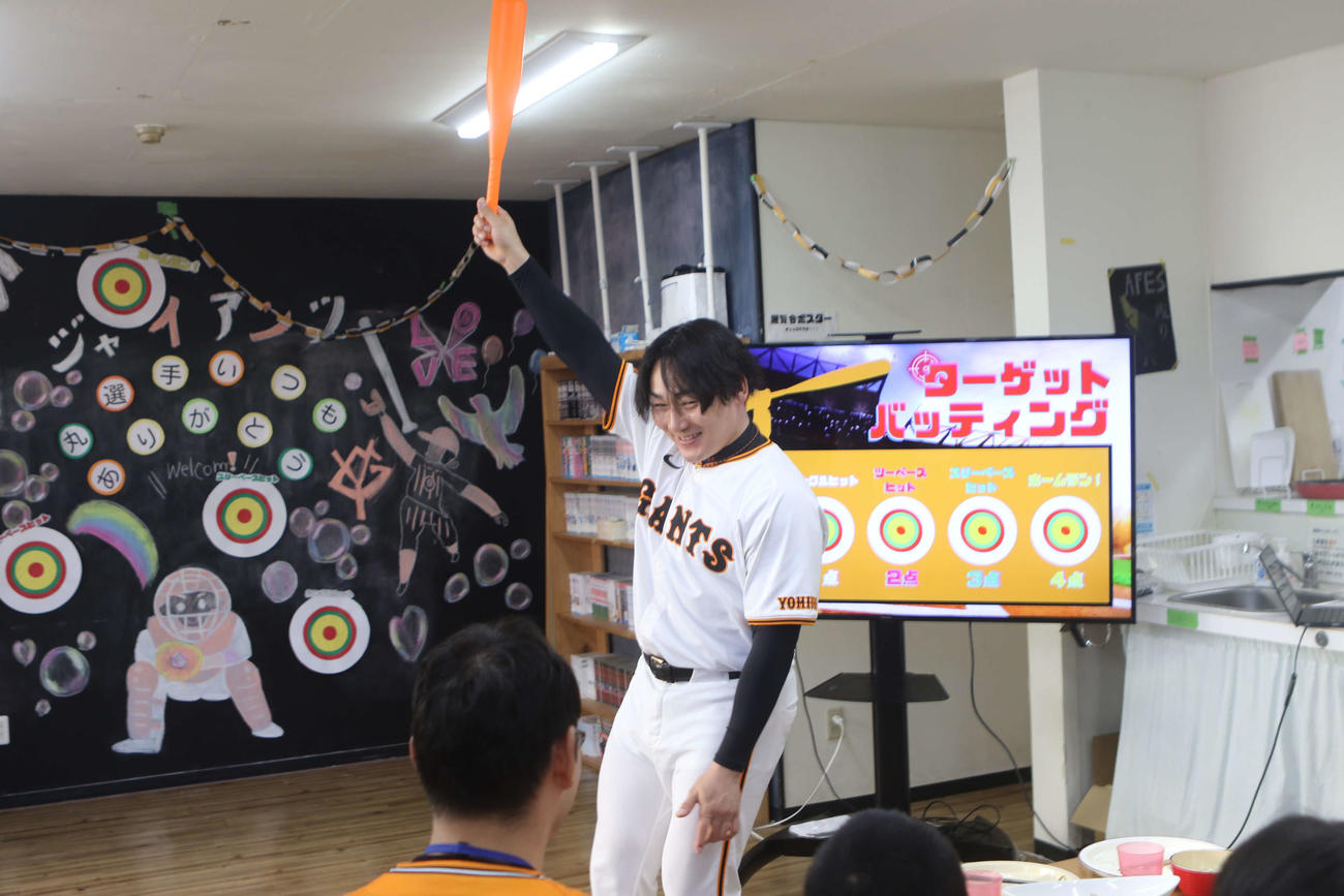 バッティングゲームのお手本でホームランを放って喜ぶ丸