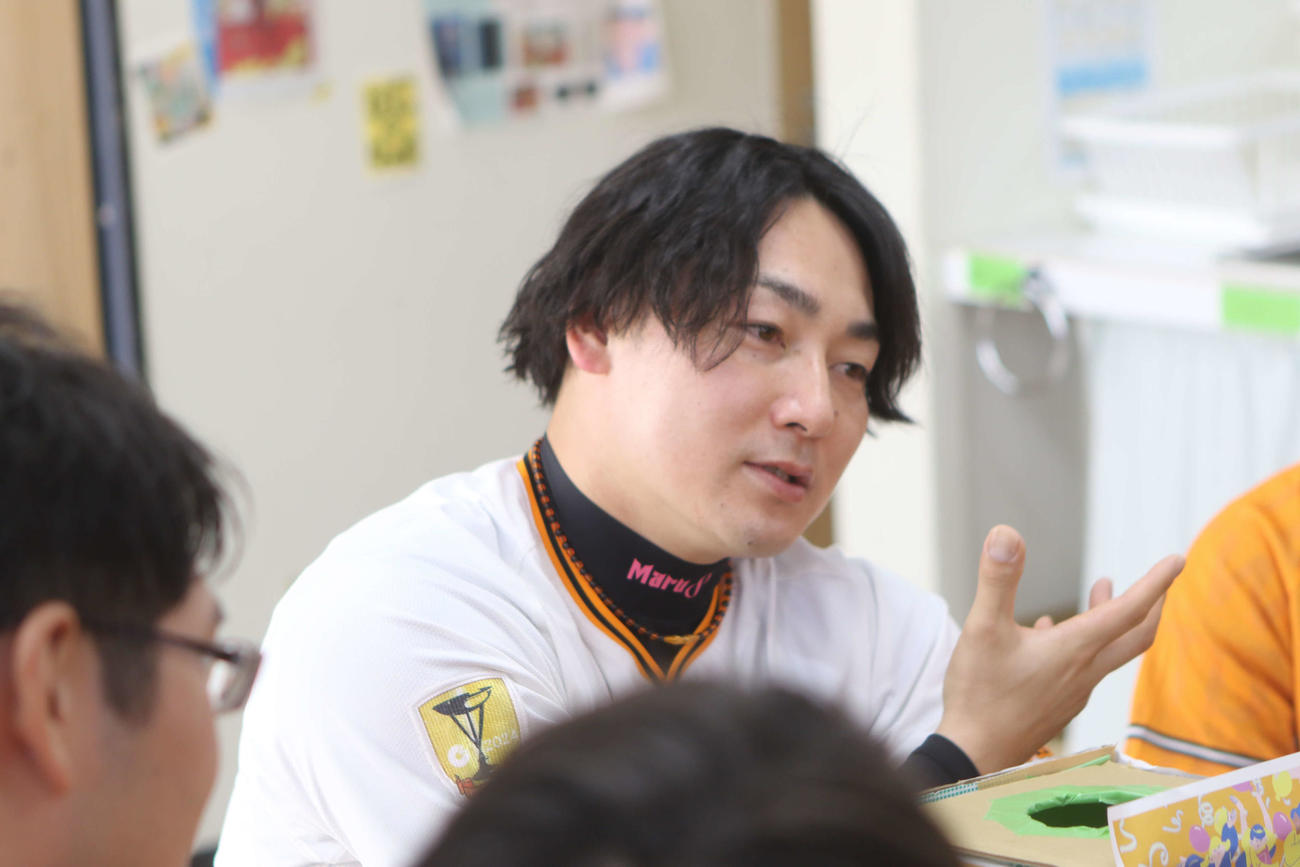 子どもたちの質問に答える丸