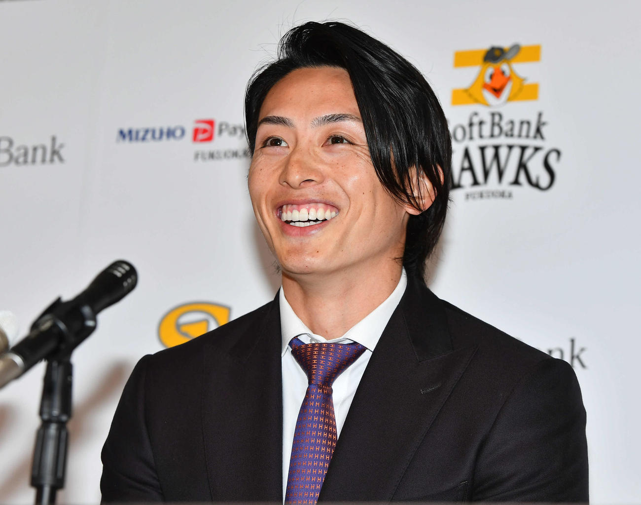 複数年の大型契約を結んだソフトバンク周東は、会見で笑顔を見せる（撮影・岩下翔太）