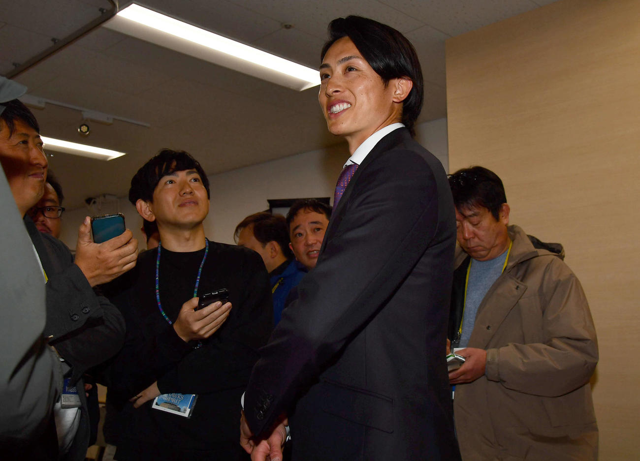 複数年の大型契約を結び、囲み取材を受けるソフトバンク周東（撮影・岩下翔太）