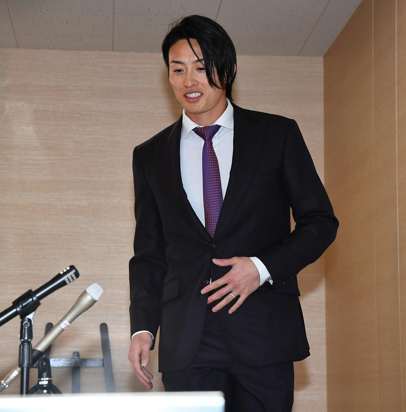 契約更改を終えて会見場に入るソフトバンク周東（撮影・岩下翔太）