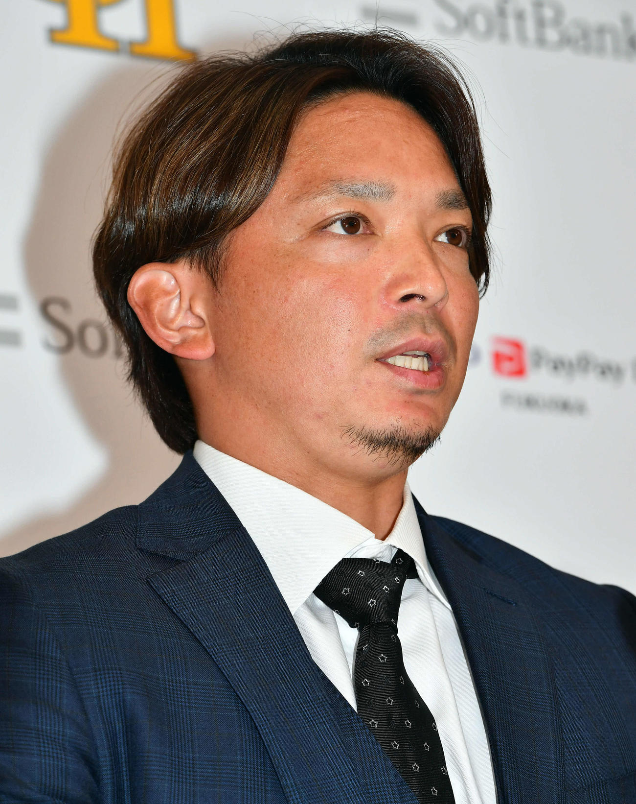 契約更改を終え、会見を行うソフトバンク東浜（撮影・岩下翔太）