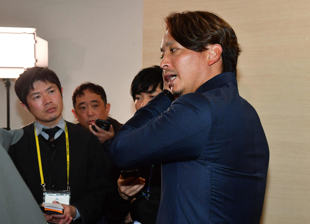 契約更改を終え、囲み取材を受けるソフトバンク東浜（撮影・岩下翔太）