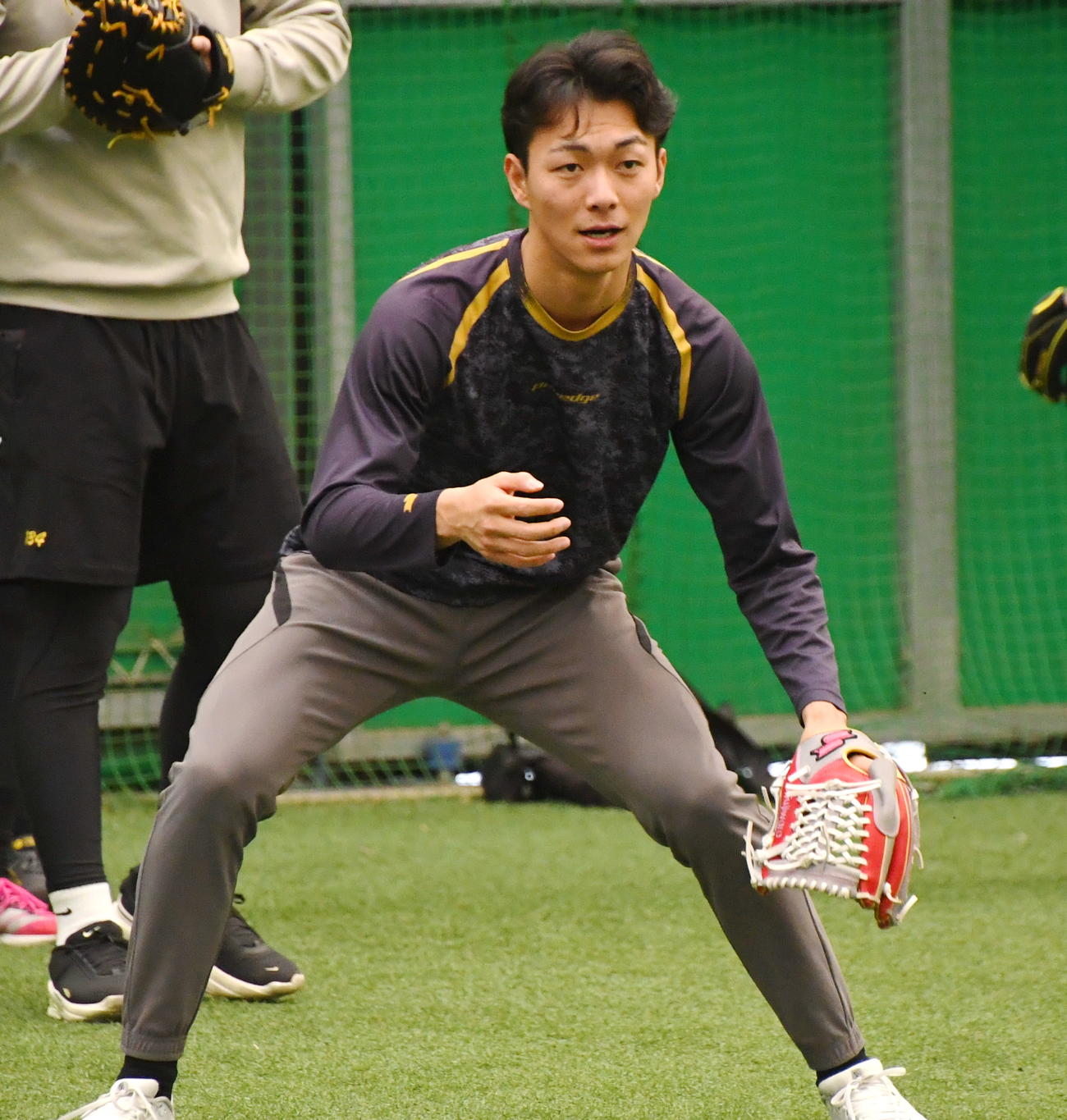 ノックを受ける楽天ドラフト1位の藤原（撮影・山田愛斗）