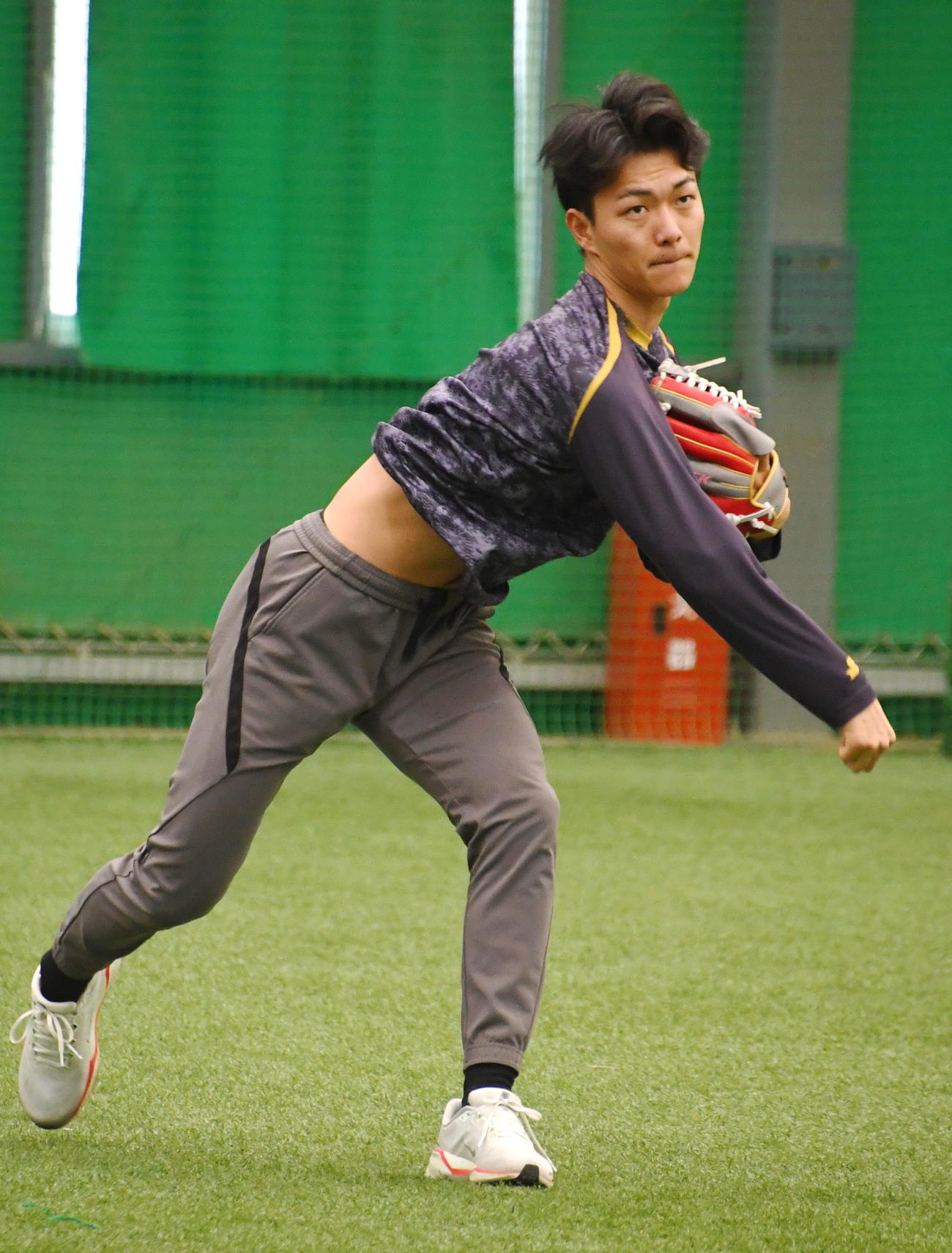 キャッチボールをする楽天ドラフト1位の藤原（撮影・山田愛斗）
