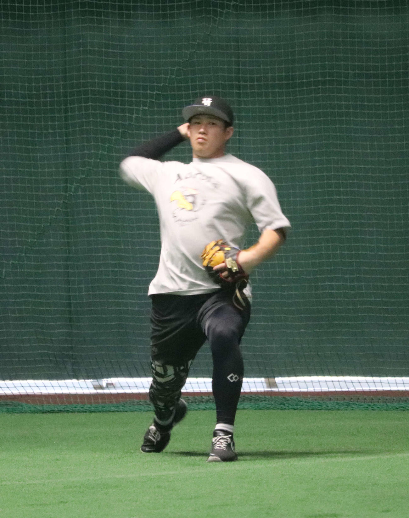 沖縄での自主トレを公開した「チーム坂本」の一員でキャッチボールする巨人増田陸（2026年1月撮影）