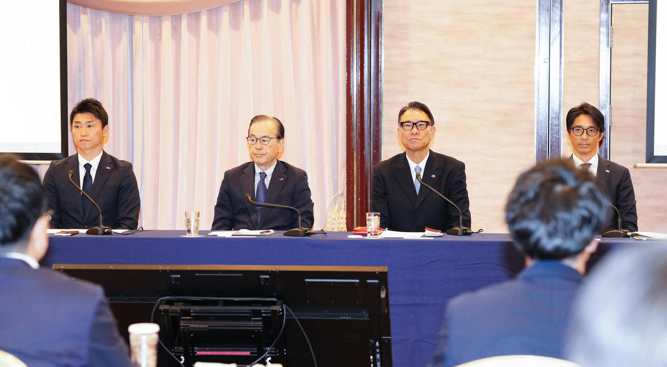 スタッフ会議に臨むヤクルトの、左から青木GM、林田球団社長、池山監督、城石2軍監督（撮影・鈴木みどり）