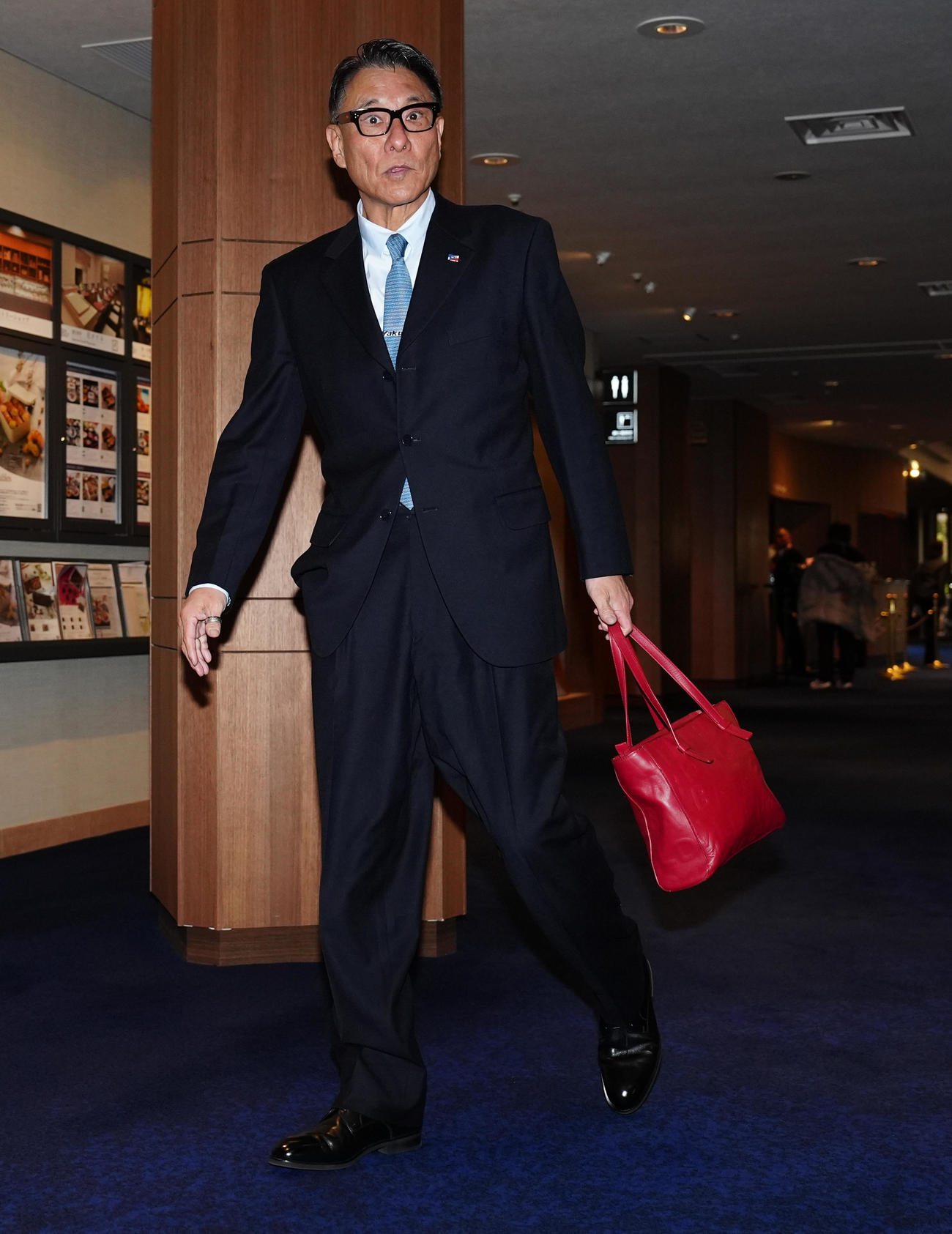 スタッフ会議に向かうヤクルト池山監督（撮影・鈴木みどり）