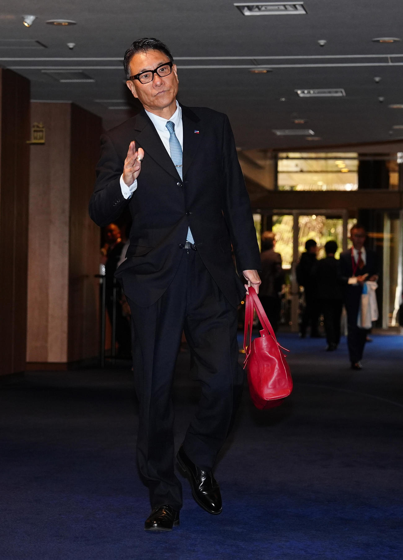 スタッフ会議に向かうヤクルト池山監督（撮影・鈴木みどり）