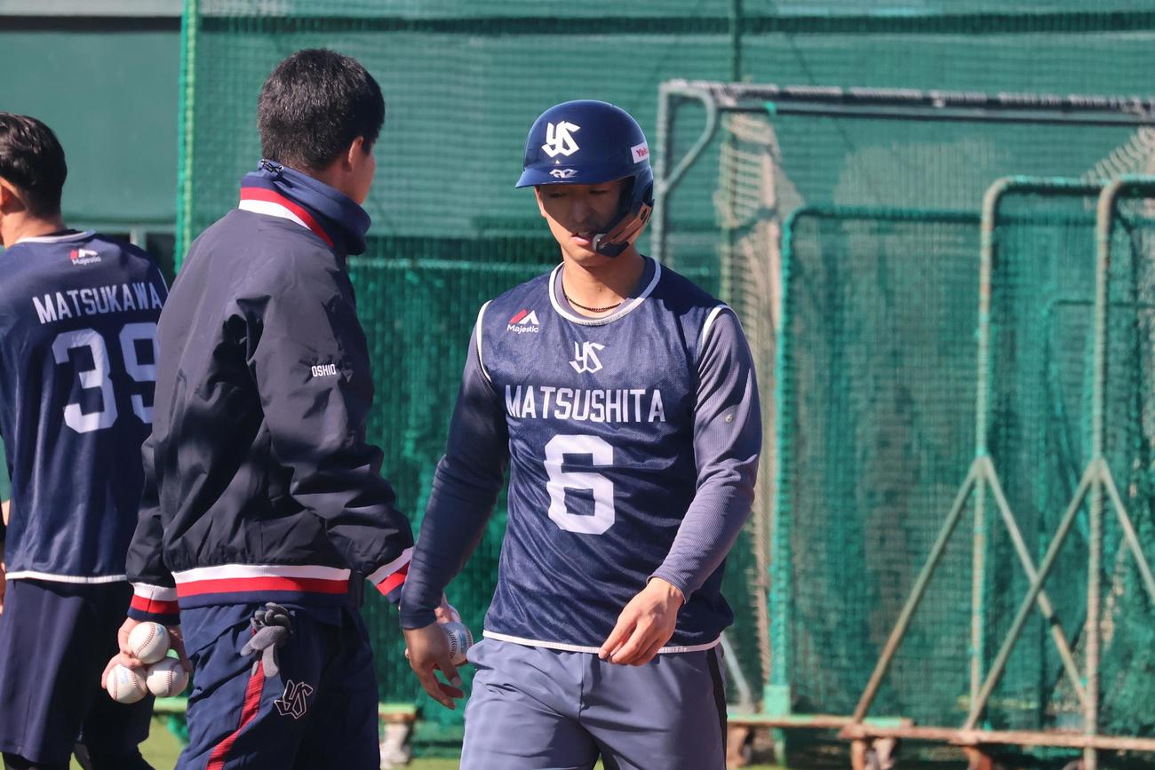 打撃練習後のヤクルト・ドラフト1位の松下（撮影・塚本光）