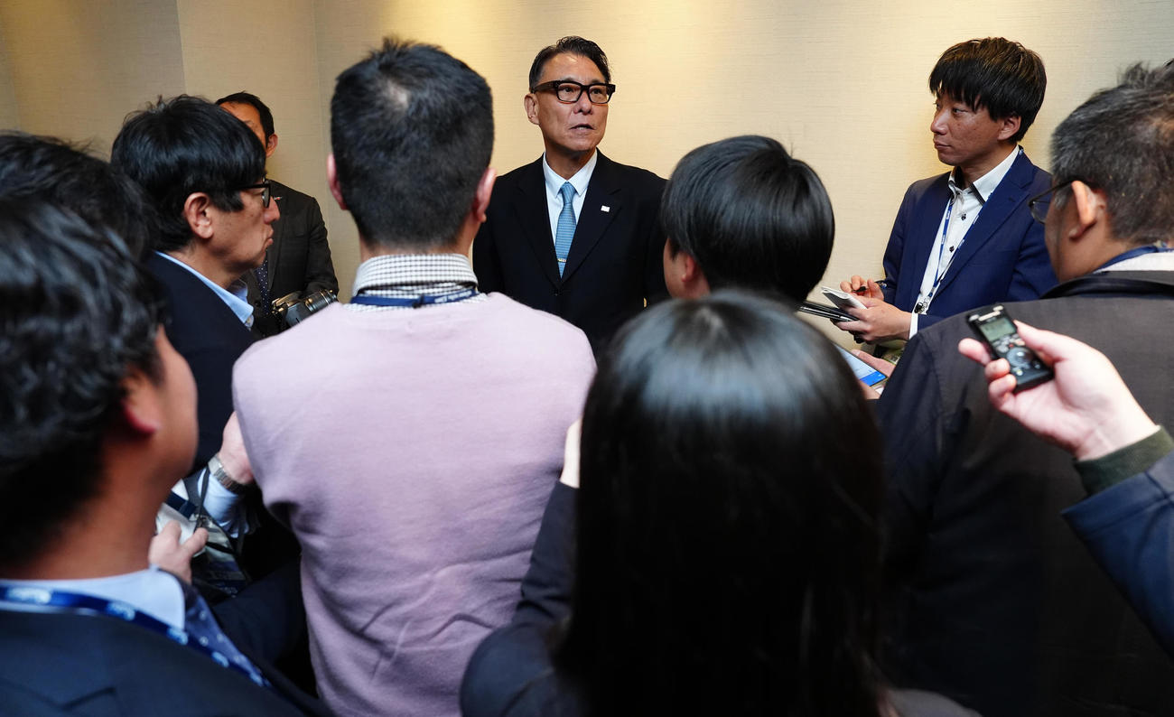 スタッフ会議後、取材に応じるヤクルト池山監督（撮影・鈴木みどり）