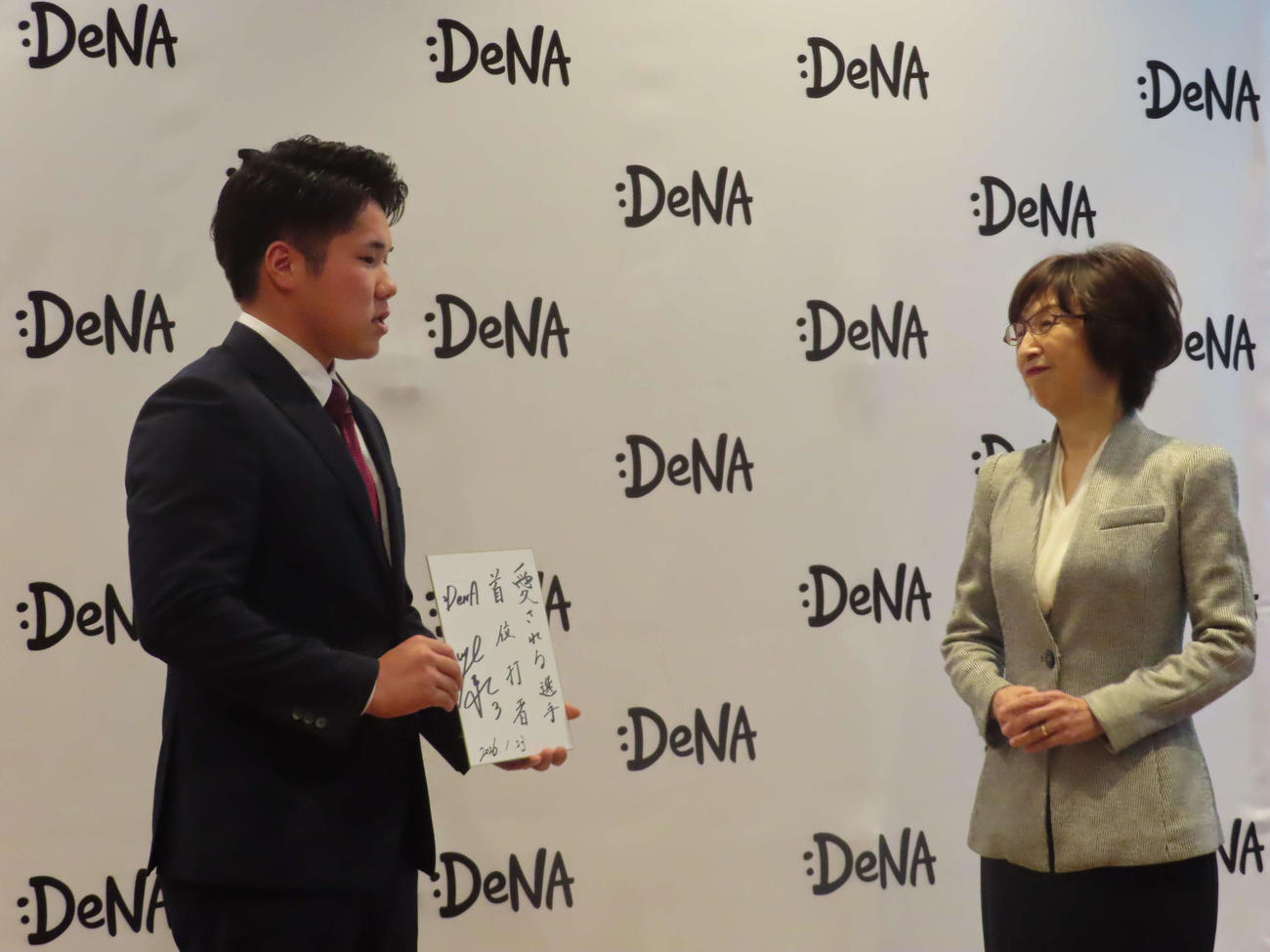 DeNA本社オフィスを訪問し、南場オーナー（右）に「選手としての目標」のプレゼンテーションを行う小田（撮影・山本佳央）