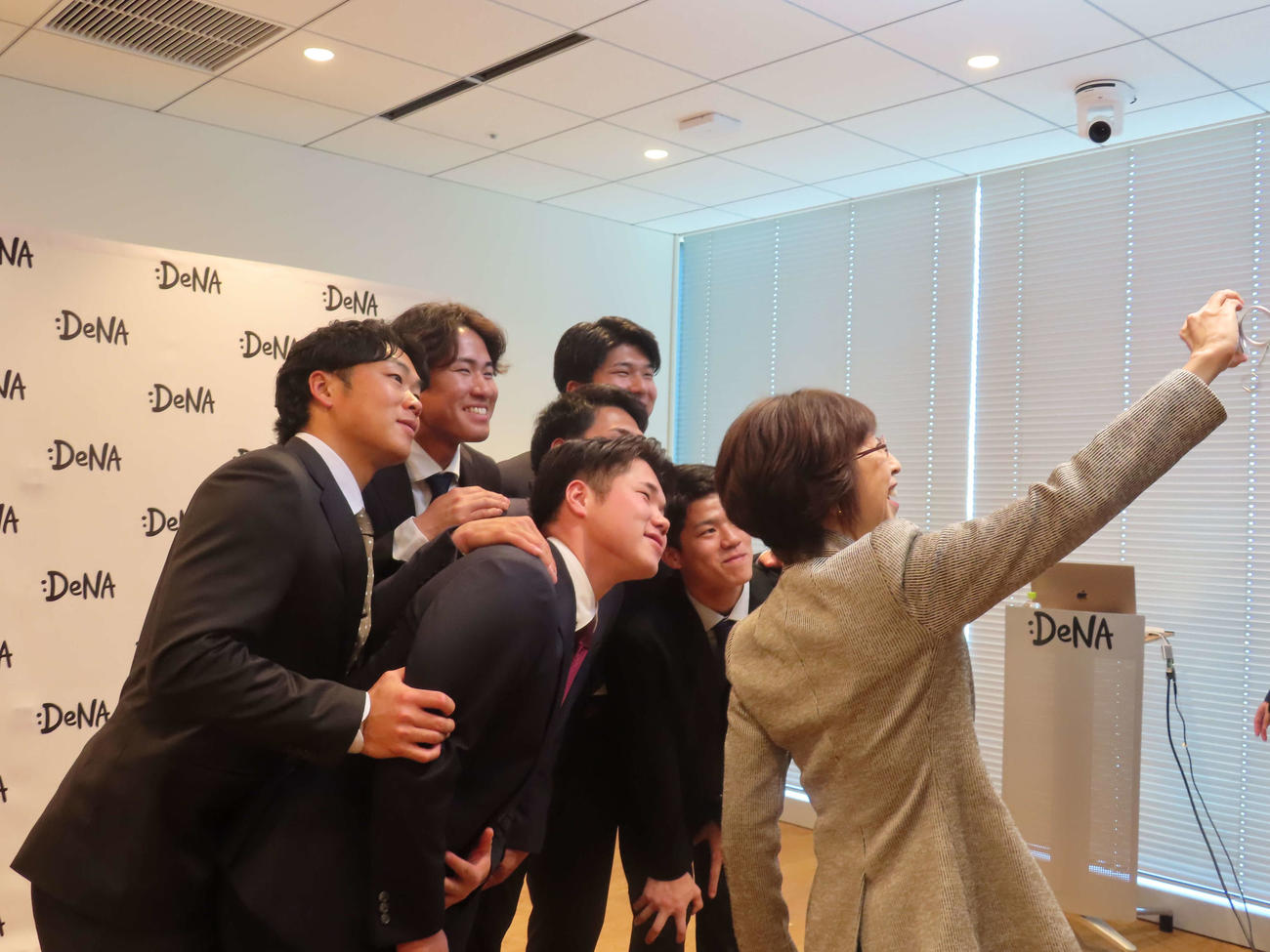 DeNA本社オフィスを訪問し、南場智子オーナー（右）と記念撮影をする新人6選手（撮影・山本佳央）