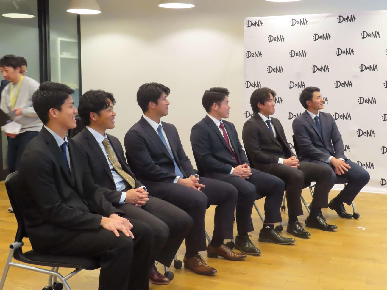 DeNA本社オフィスを訪問し、南場オーナーの講義を聞く左から、清水詩、片山、島田、小田、宮下、成瀬（撮影・山本佳央）
