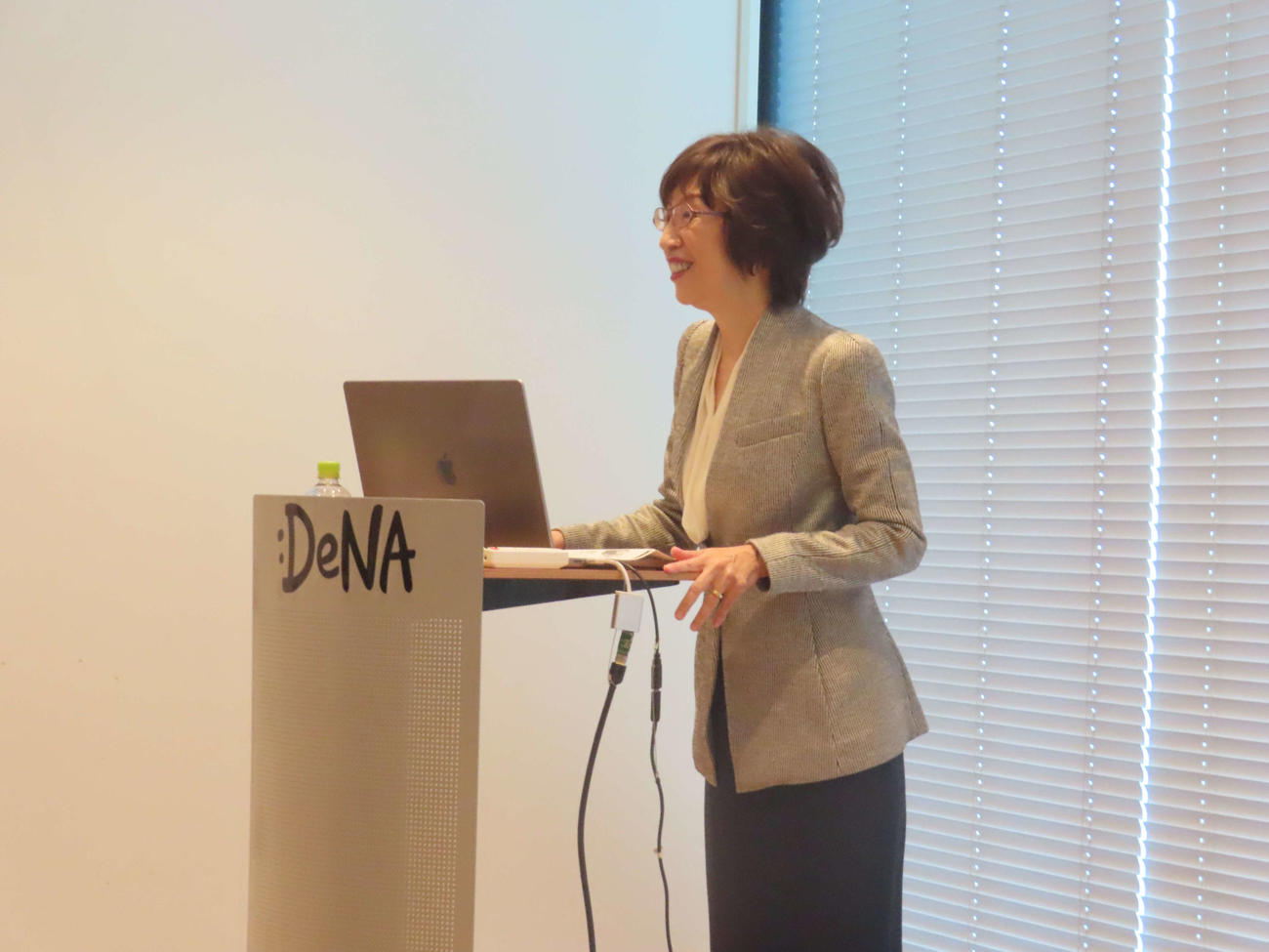 DeNA本社オフィスを訪問した新人6選手に講義を行う南場オーナー（撮影・山本佳央）