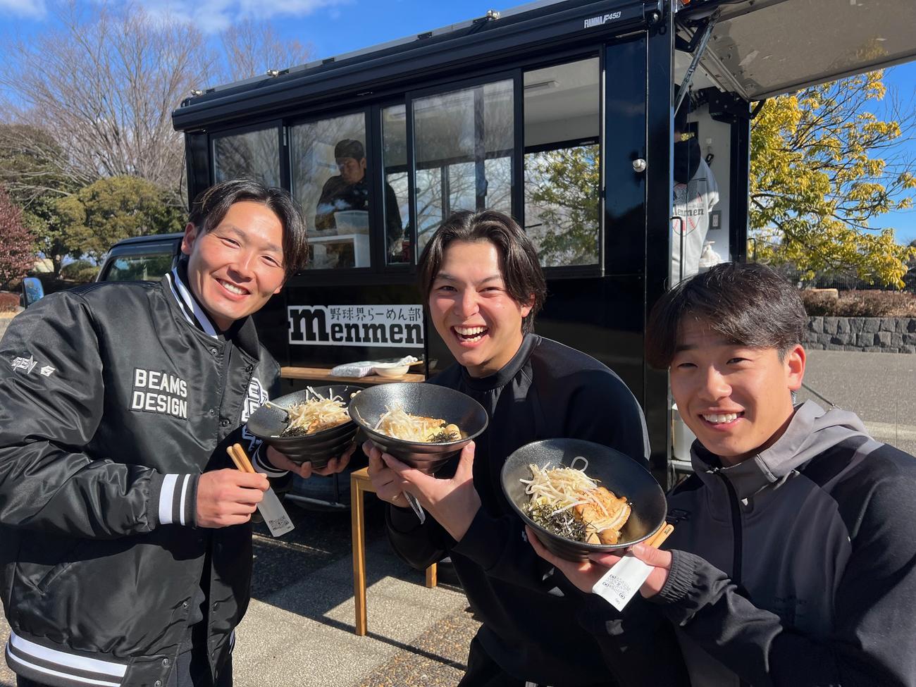 自主トレを公開し報道陣に昼食をごちそうした西武源田（左）。金子、滝沢も一緒に（撮影・金子真仁）