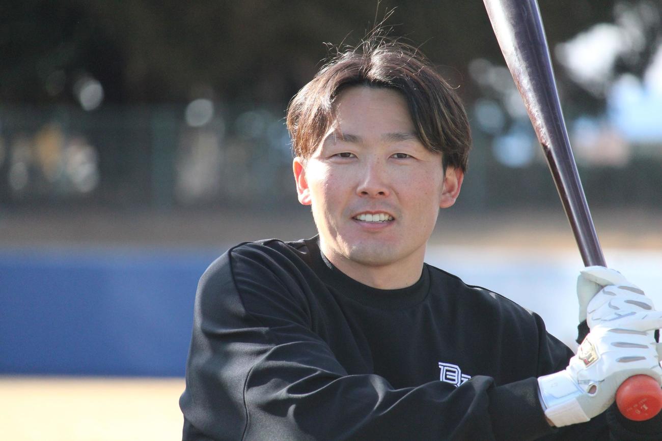 自主トレを公開した西武源田（撮影・金子真仁）