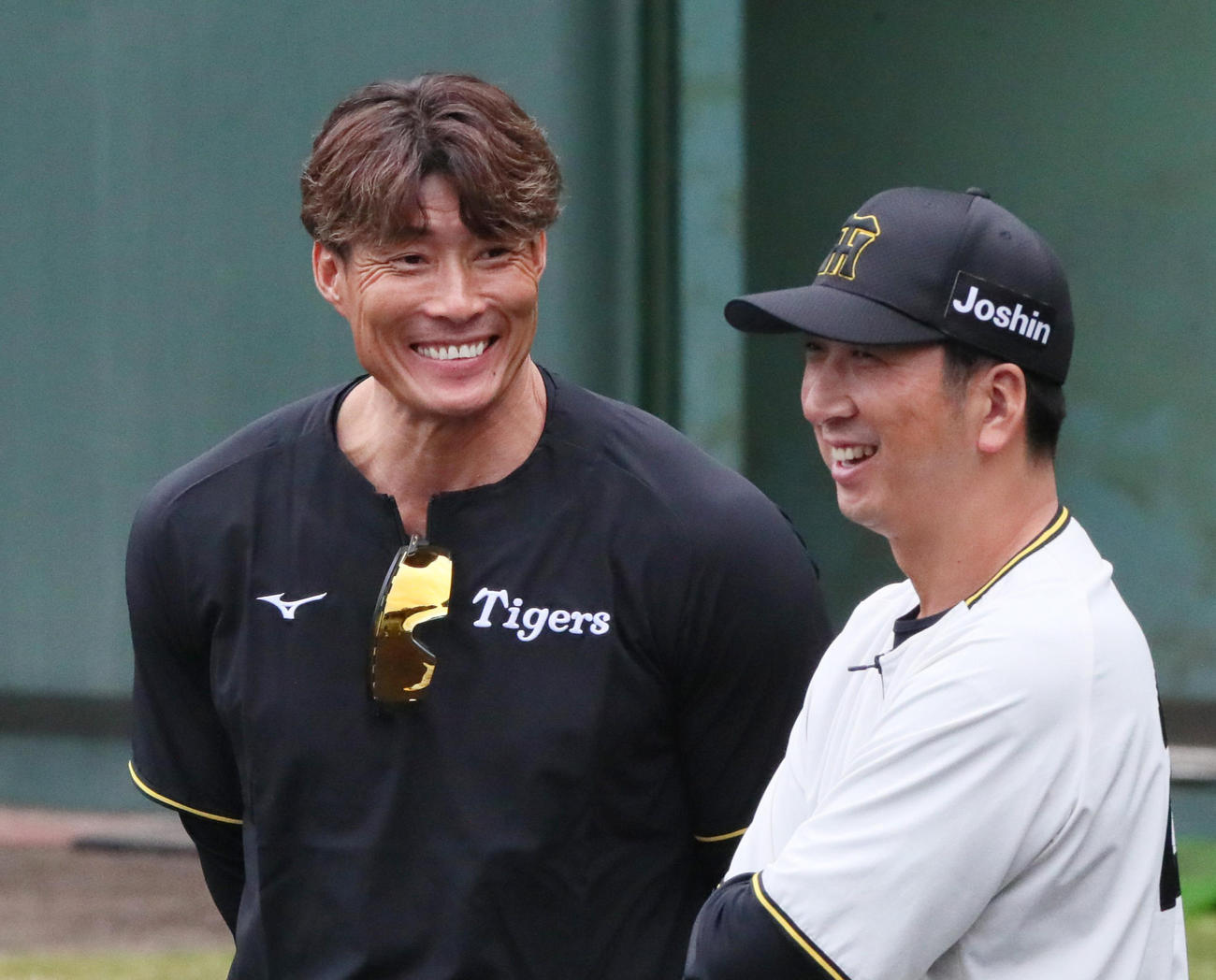 阪神藤川監督（右）と笑顔で話す糸井SA（2025年撮影）