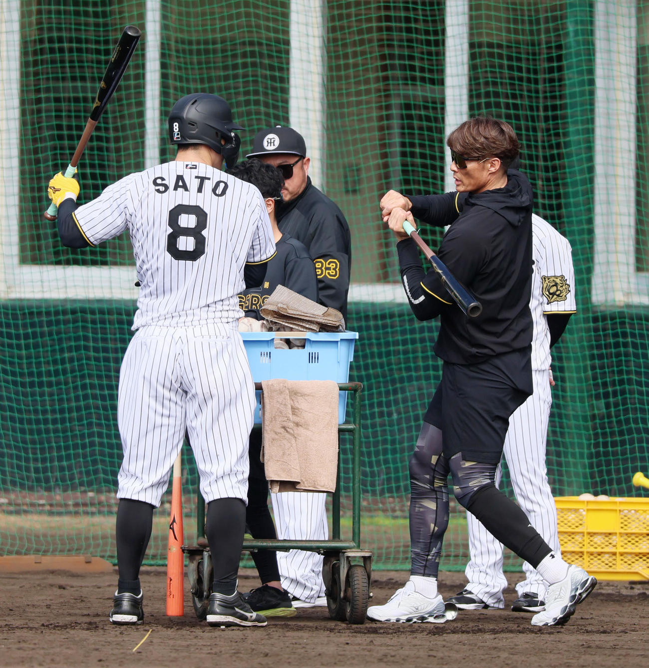 昨春キャンプで佐藤輝明にアドバイスを送る臨時コーチの糸井SA（2025年撮影）