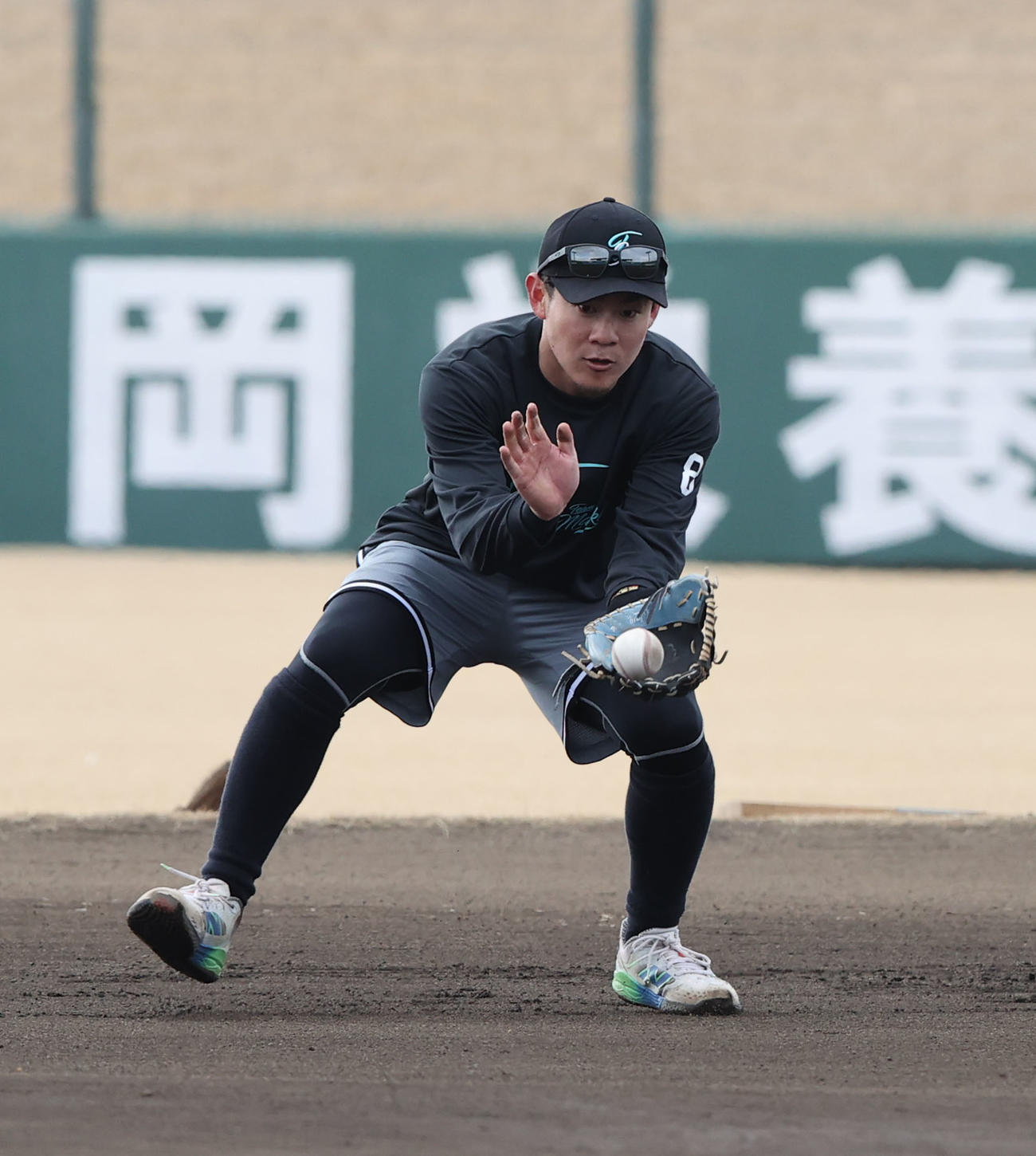 内野守備ノックで軽快な動きを見せるソフトバンク牧原大（撮影・梅根麻紀）