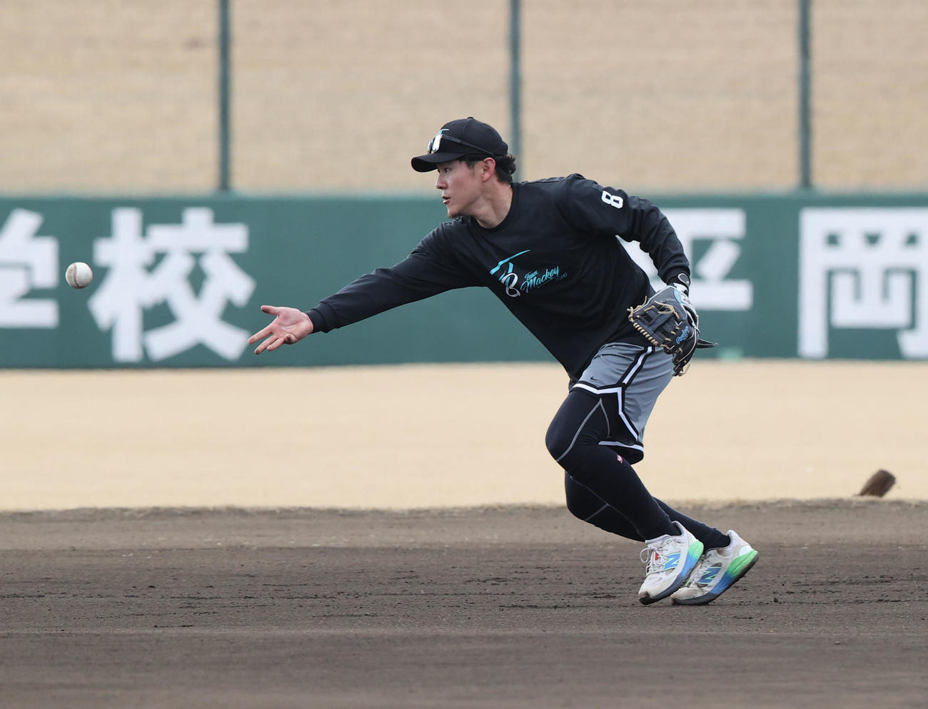 内野守備ノックで軽快な動きを見せるソフトバンク牧原大（撮影・梅根麻紀）
