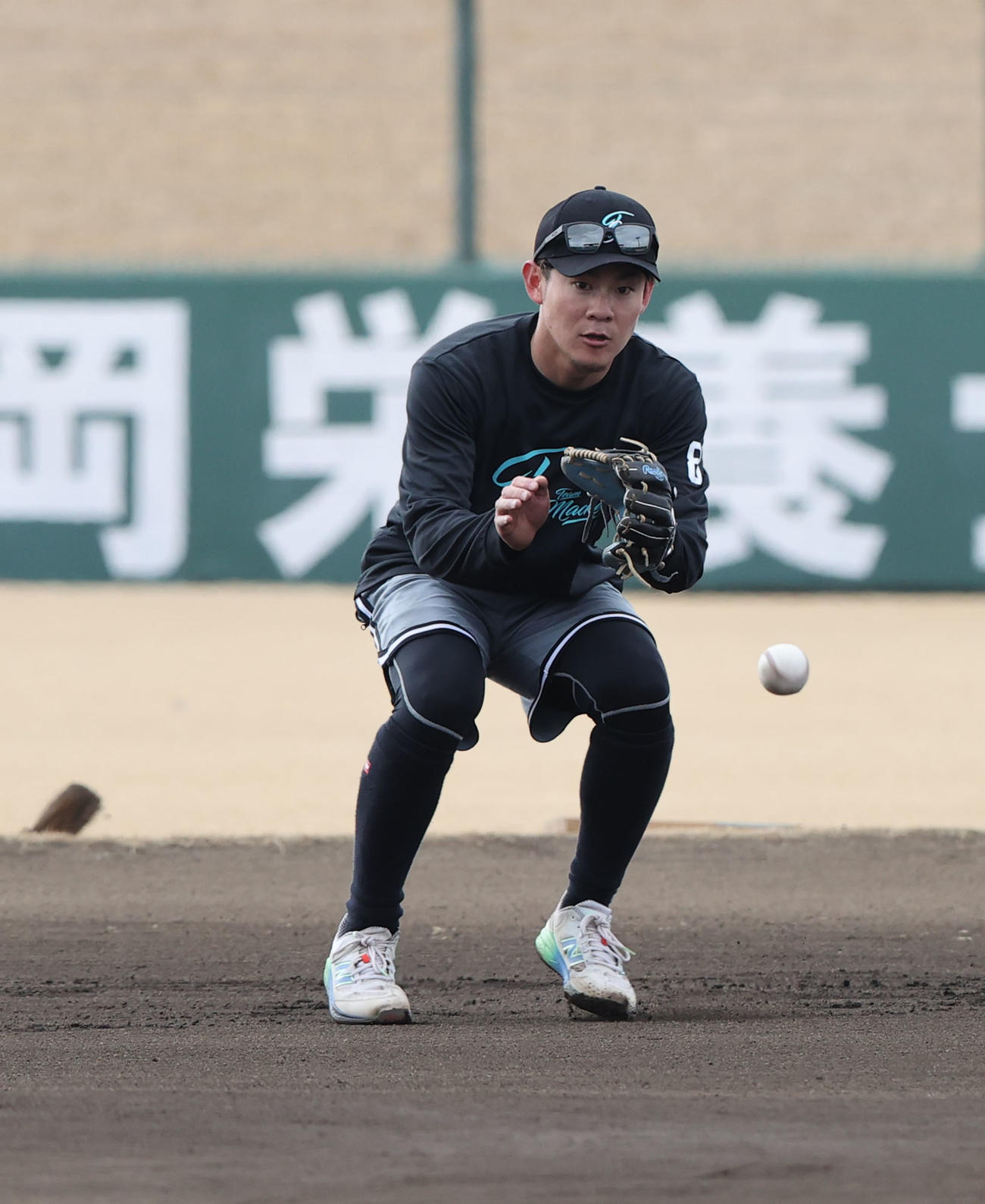 内野守備ノックで軽快な動きを見せるソフトバンク牧原大（撮影・梅根麻紀）