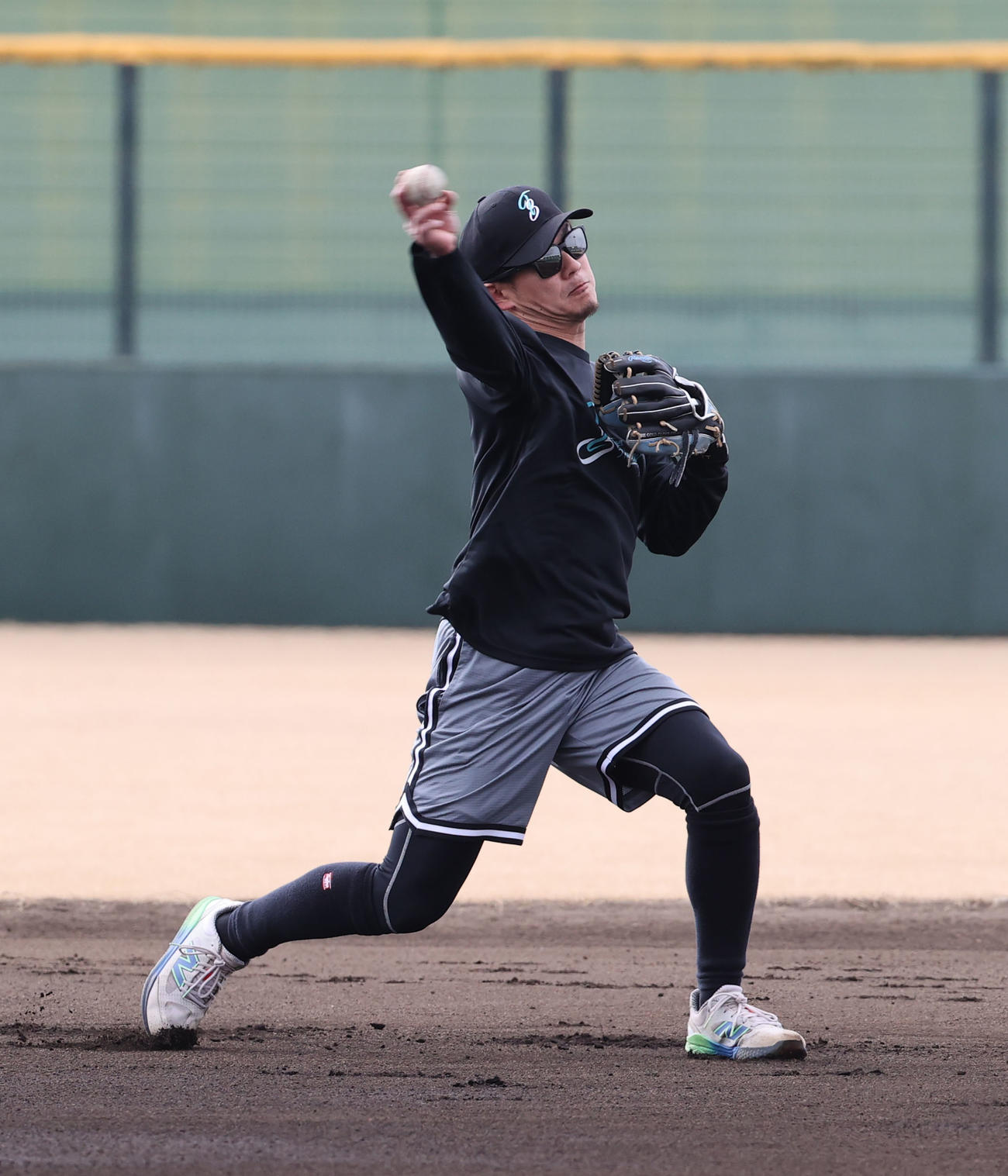 内野守備ノックで軽快な動きを見せるソフトバンク牧原大（撮影・梅根麻紀）