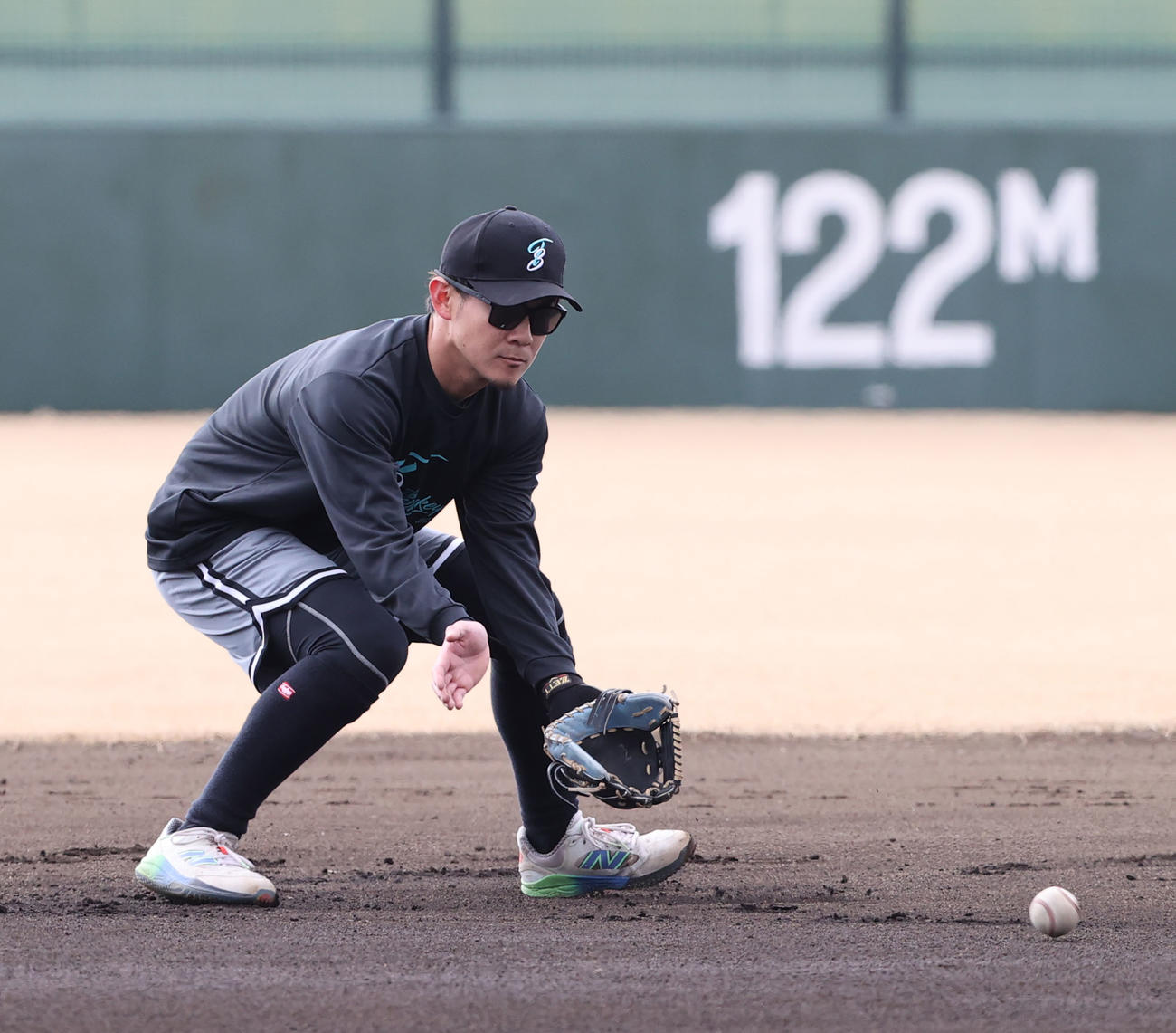 内野守備ノックで軽快な動きを見せるソフトバンク牧原大（撮影・梅根麻紀）