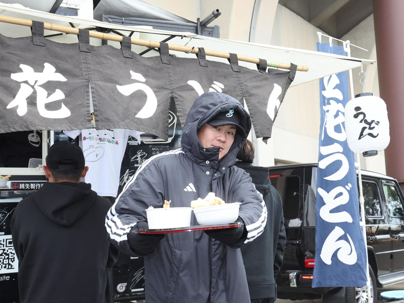 ファンや報道陣に昼食を振る舞ったソフトバンク牧原大（撮影・梅根麻紀）