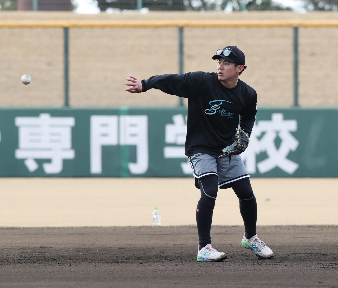 内野守備ノックで軽快な動きを見せるソフトバンク牧原大（撮影・梅根麻紀）