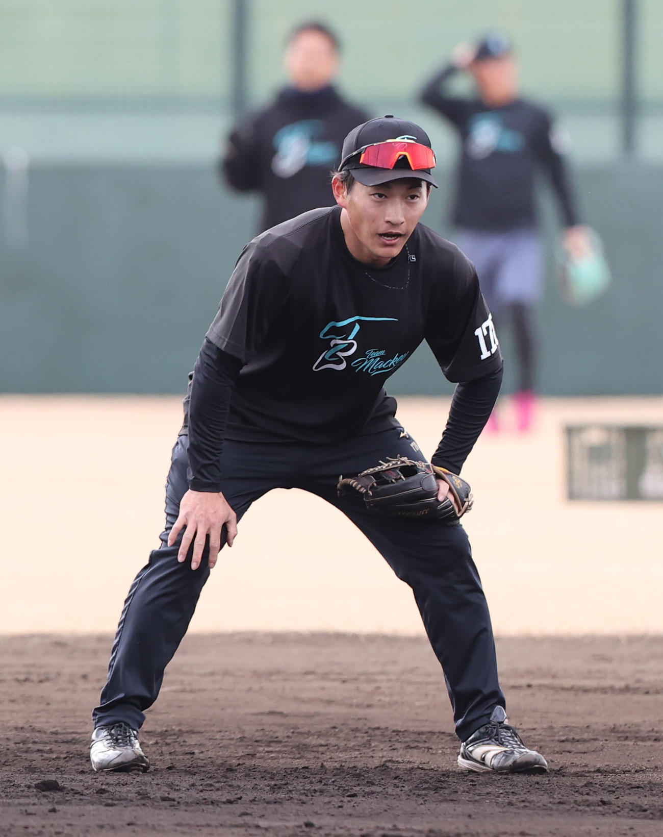 ノックで軽快な動きを見せるソフトバンク西尾（撮影・梅根麻紀）