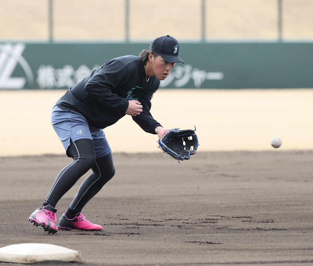 ノックで軽快な動きを見せるソフトバンク藤野（撮影・梅根麻紀）