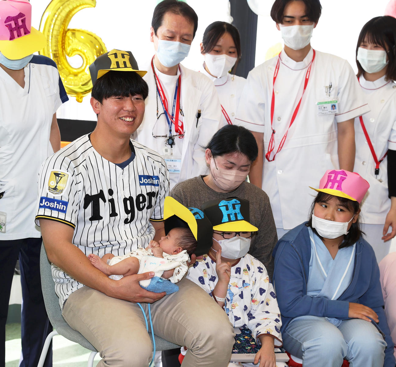 阪神畠（左）は近大病院を訪問し児童らと交流する（撮影・上山淳一）