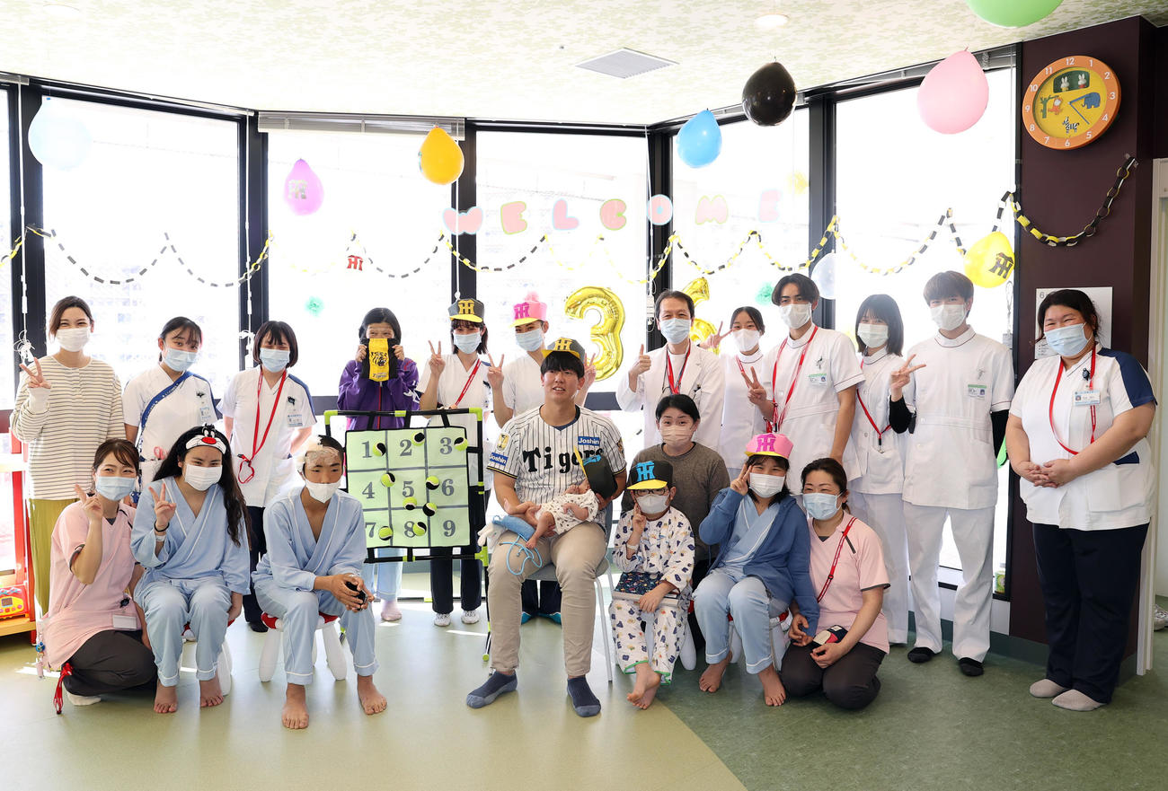 阪神畠は近大病院を訪問し記念撮影する（撮影・上山淳一）