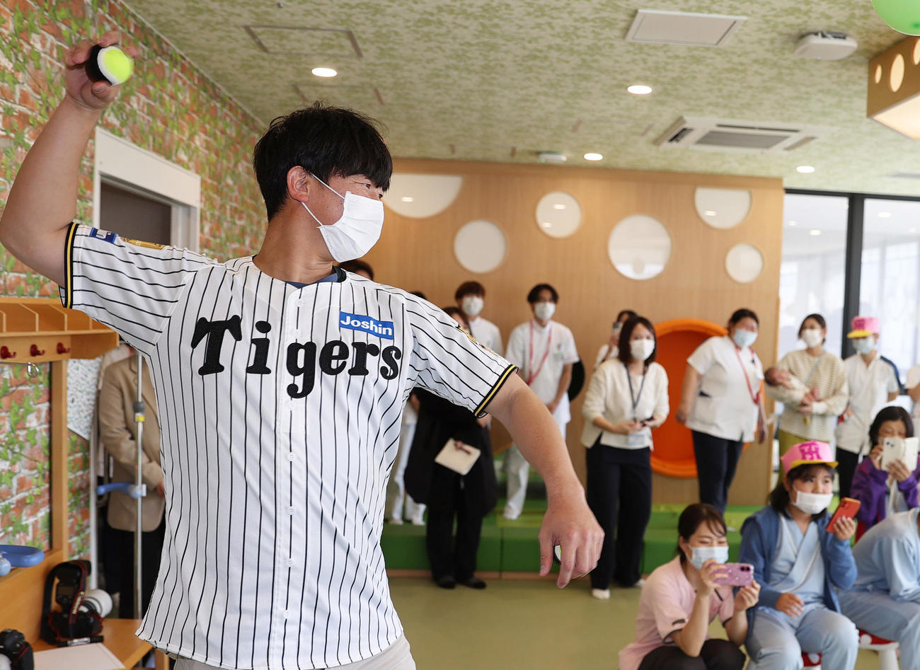 阪神畠は近大病院を訪問し児童らと交流する（撮影・上山淳一）