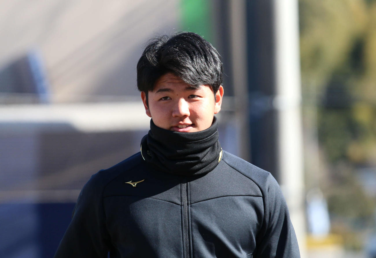 2軍本拠地の千葉・鎌ケ谷で新人合同自主トレに参加した日本ハム半田（撮影・木下大輔）