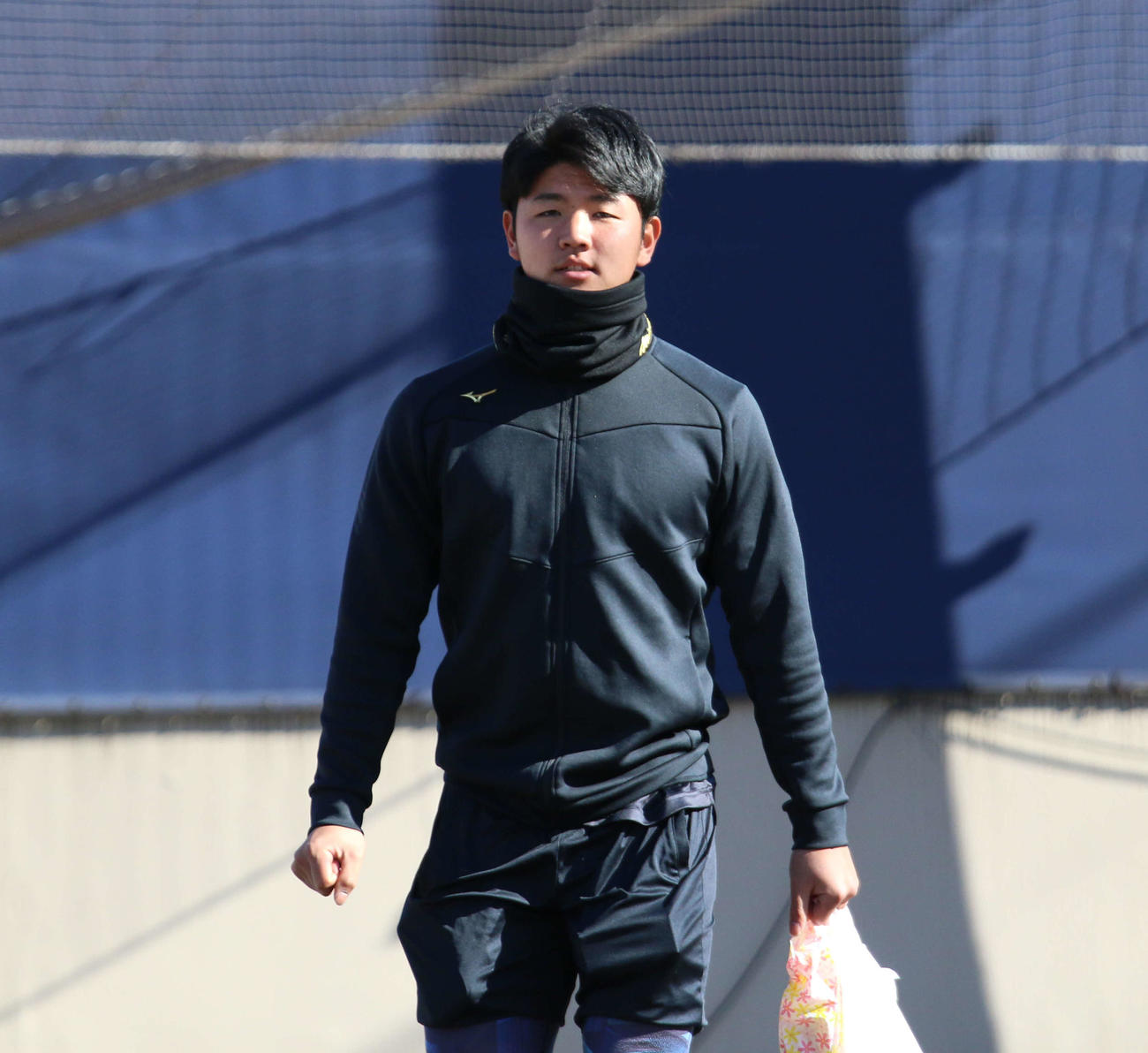 2軍本拠地の千葉・鎌ケ谷で新人合同自主トレに参加した日本ハム半田（撮影・木下大輔）