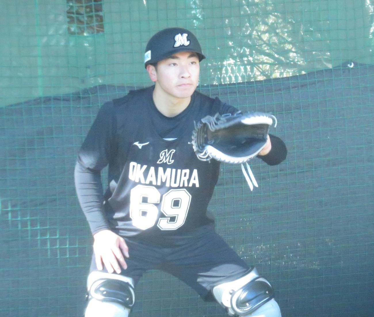ブルペンで球を受けるロッテドラフト6位の岡村（撮影・星夏穂）