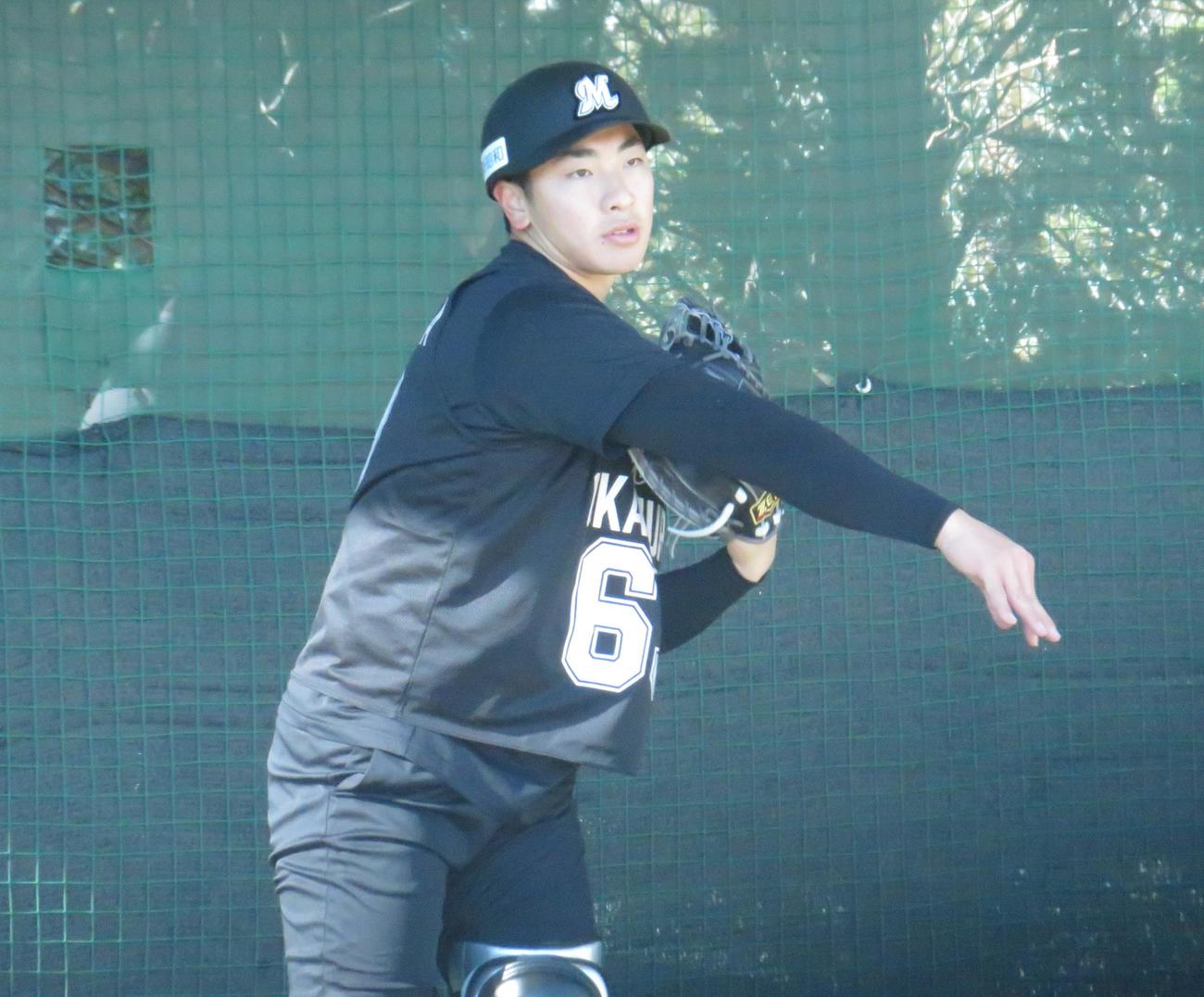 ブルペンで球を受けるロッテドラフト6位・岡村了樹（撮影・星夏穂）