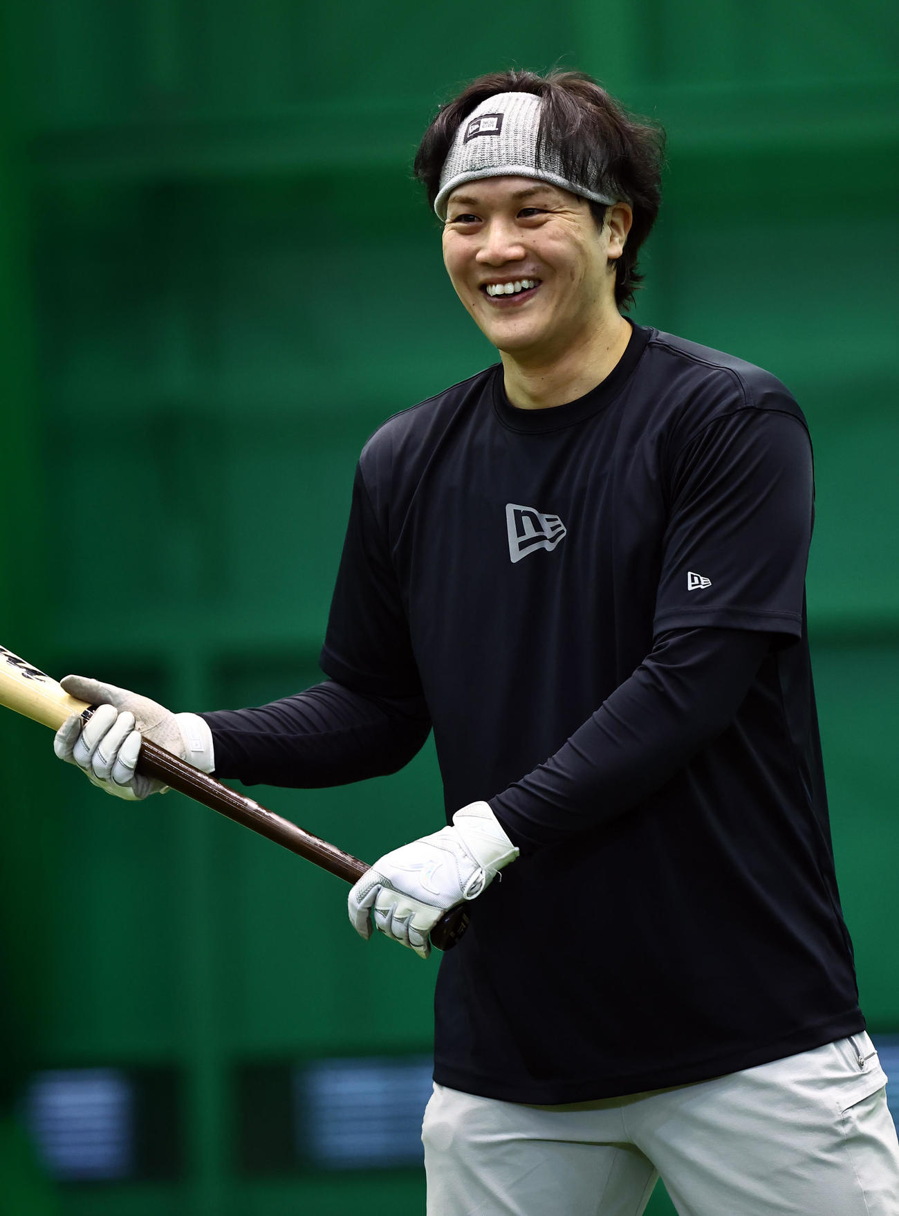 自主トレを公開した阪神伏見は笑顔を見せる（撮影・上田博志）