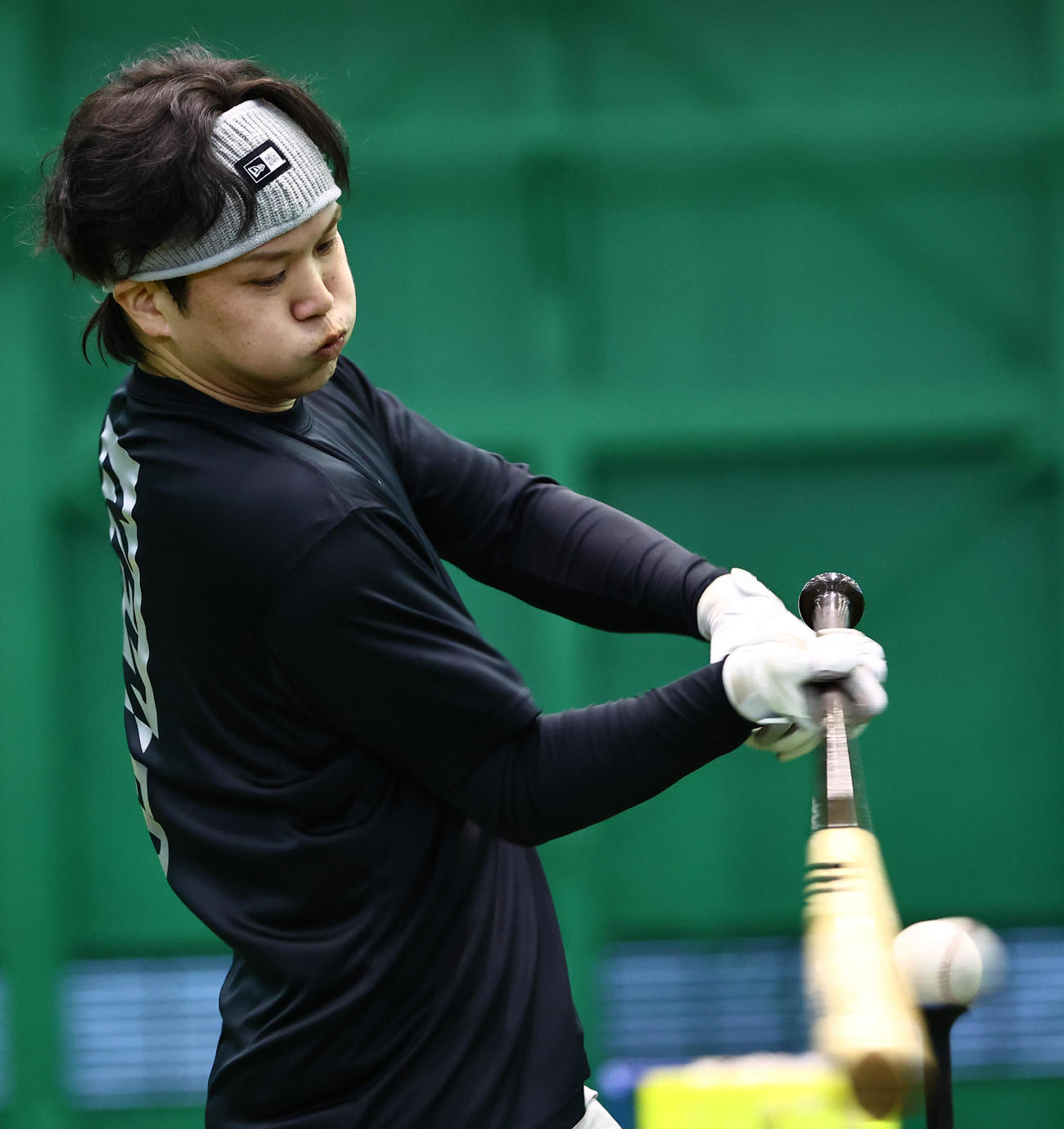 自主トレを公開した阪神伏見は打撃練習をする（撮影・上田博志）