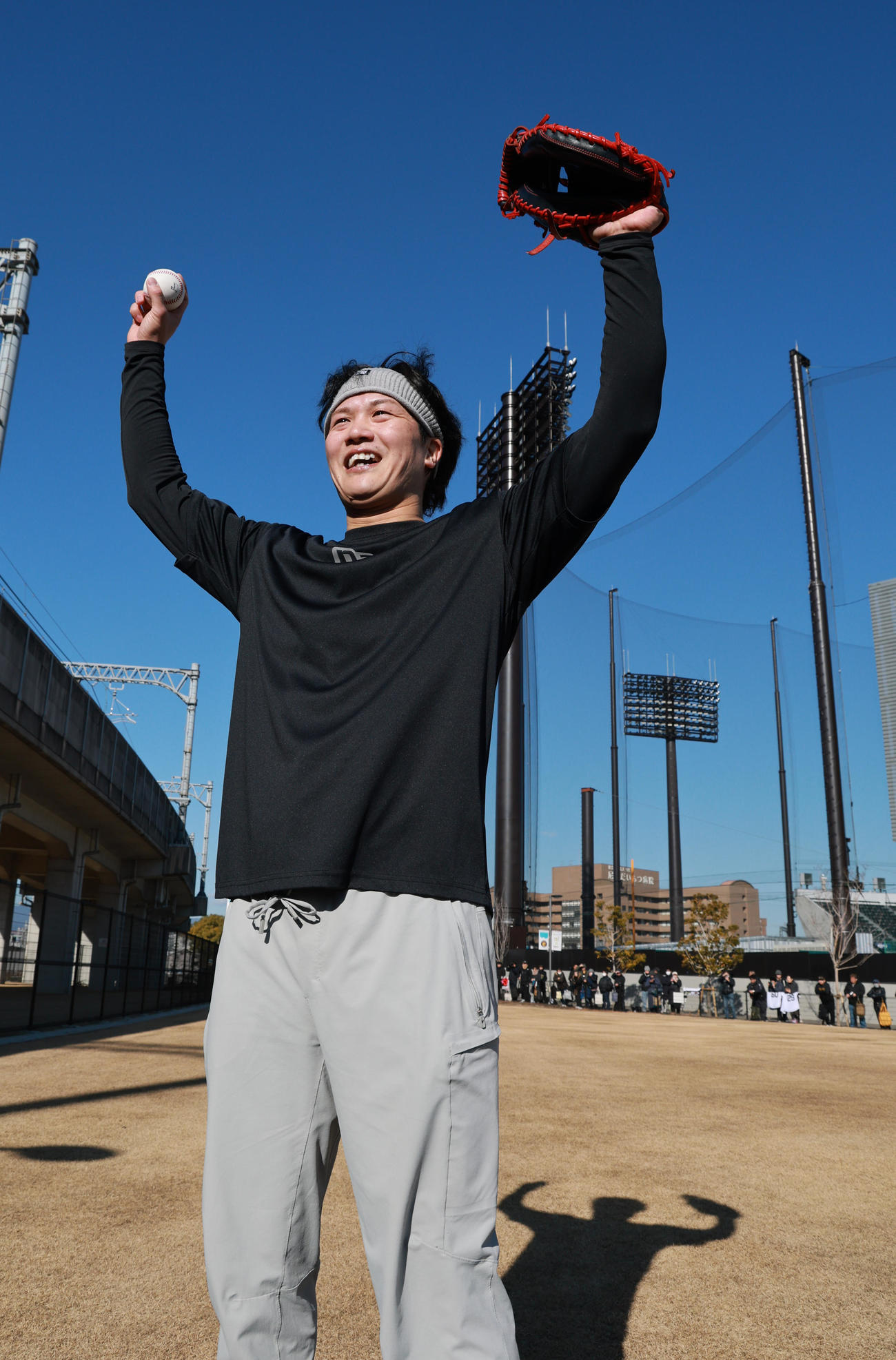 自主トレを公開しポーズを決める阪神伏見（撮影・上田博志）