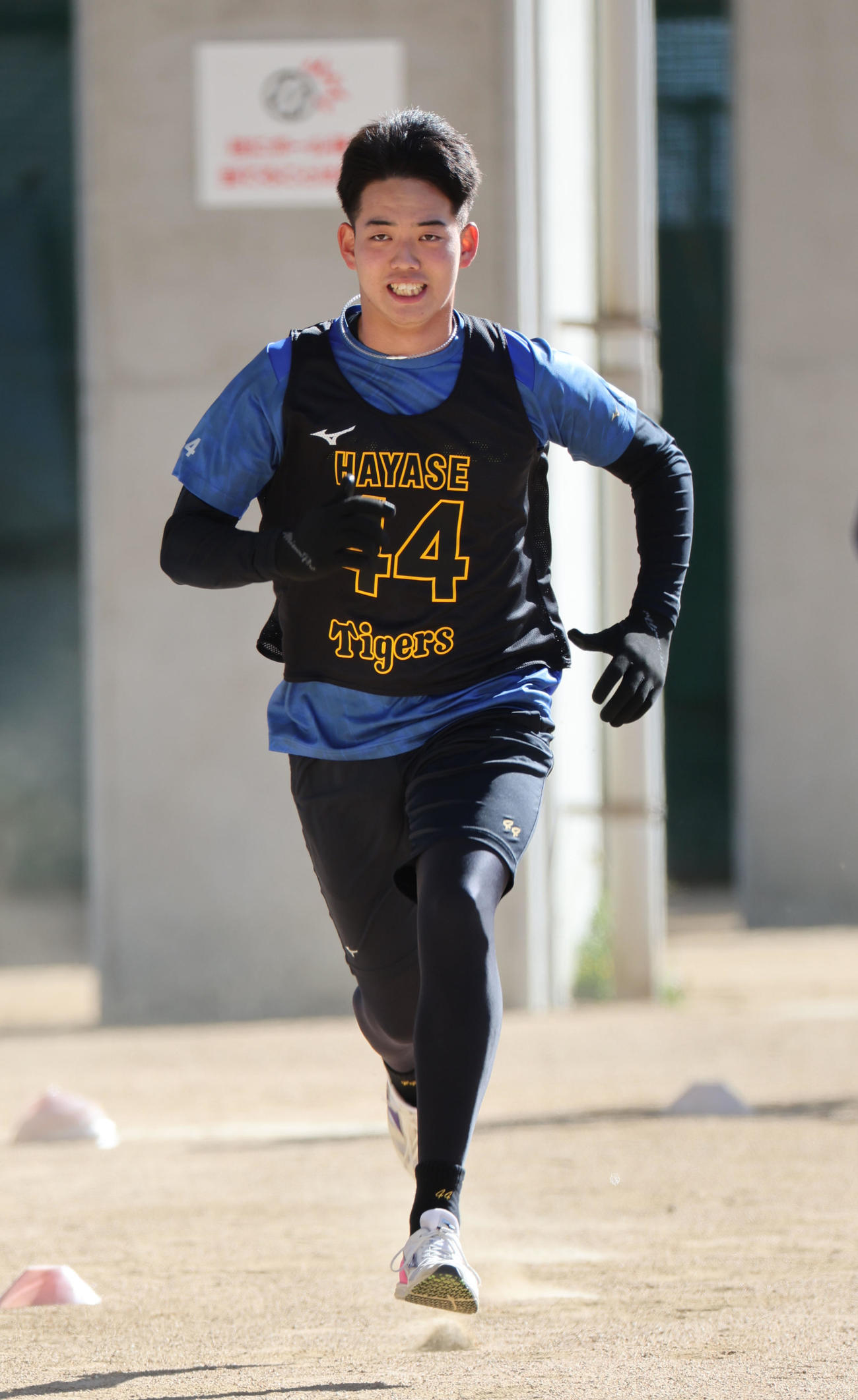 新人合同自主トレでダッシュする阪神早瀬（2026年1月撮影）